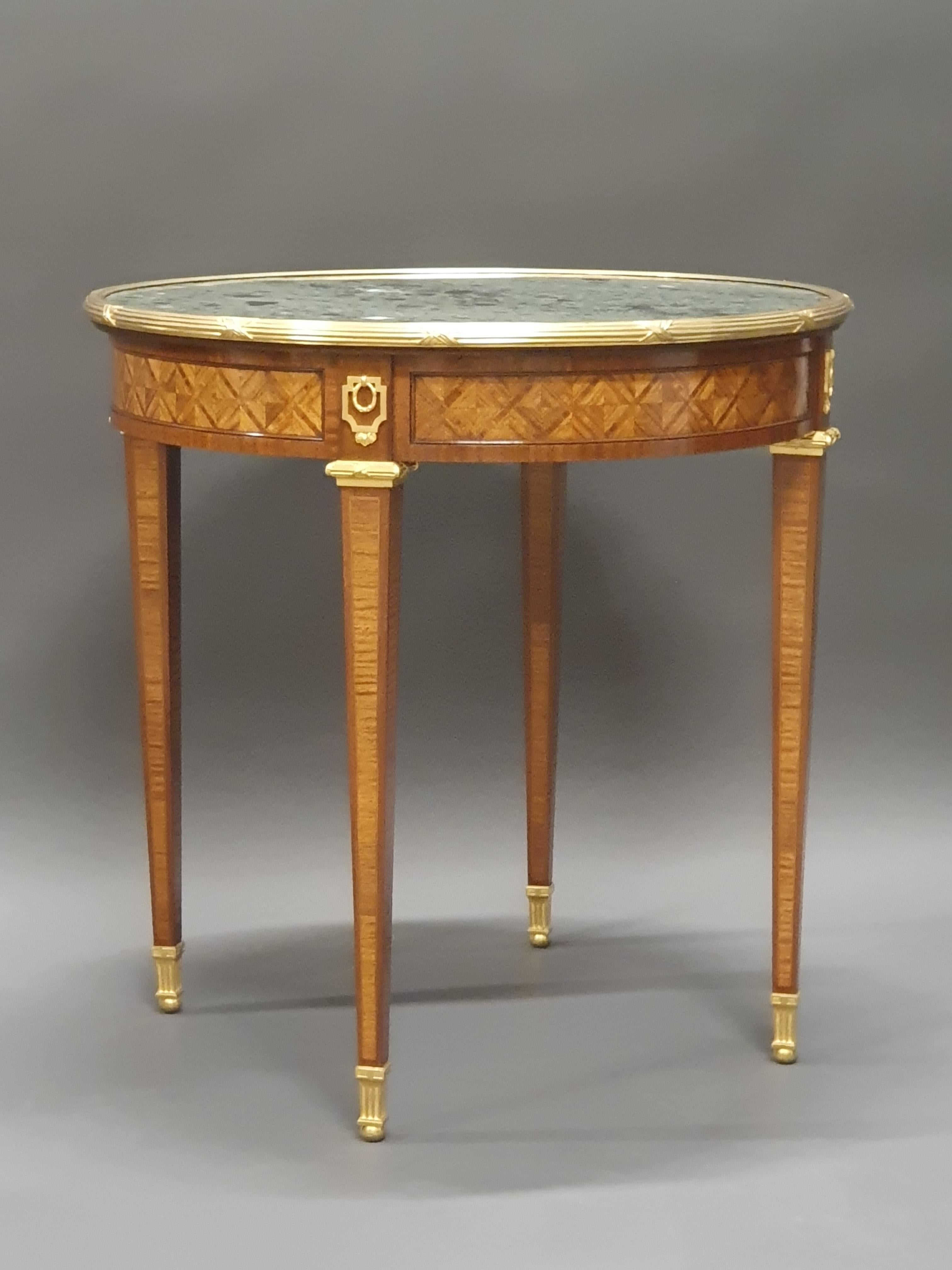 Table de Gueridon de style Louis XVI en marqueterie et bronze doré en vente 4