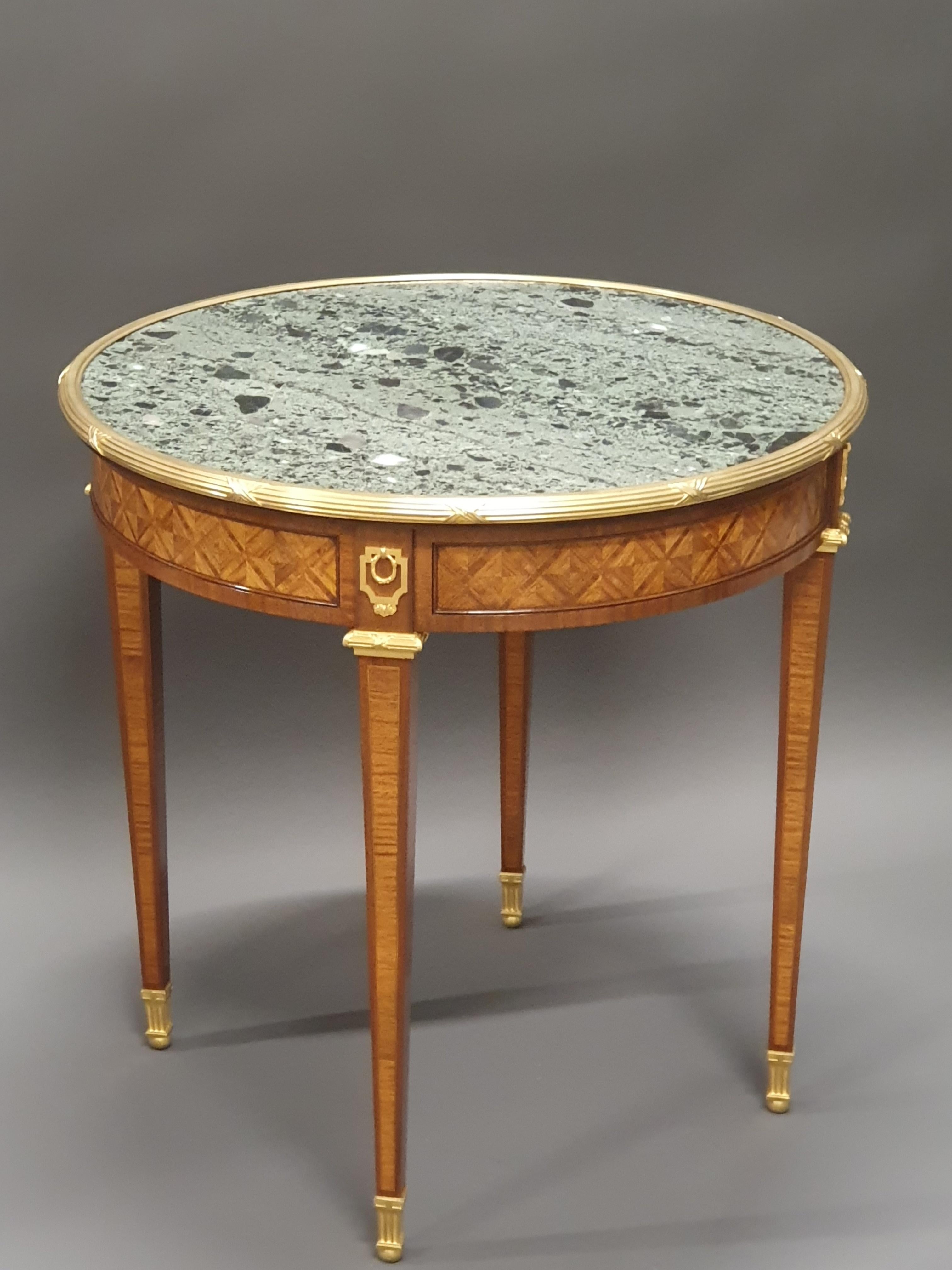 Table de Gueridon de style Louis XVI en marqueterie et bronze doré en vente 6