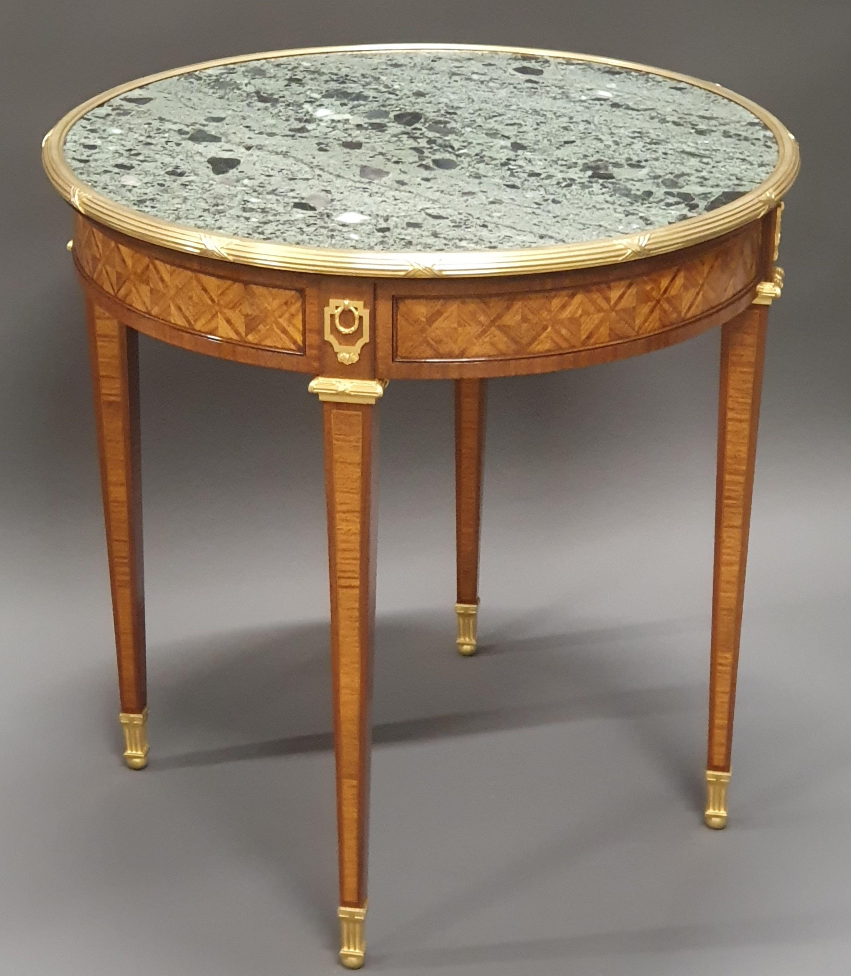 Table de Gueridon de style Louis XVI en marqueterie et bronze doré en vente 7