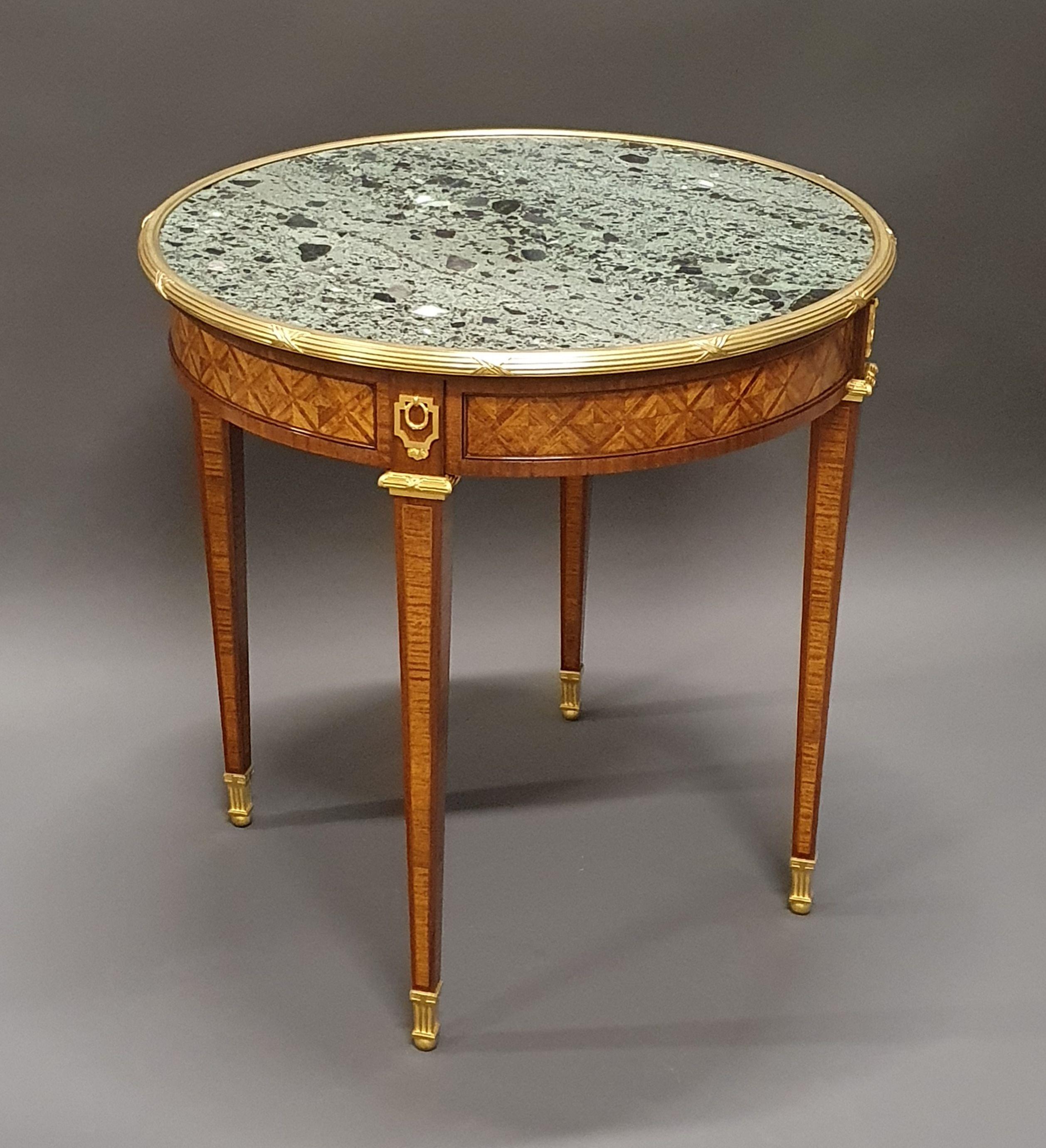 Français Table de Gueridon de style Louis XVI en marqueterie et bronze doré en vente