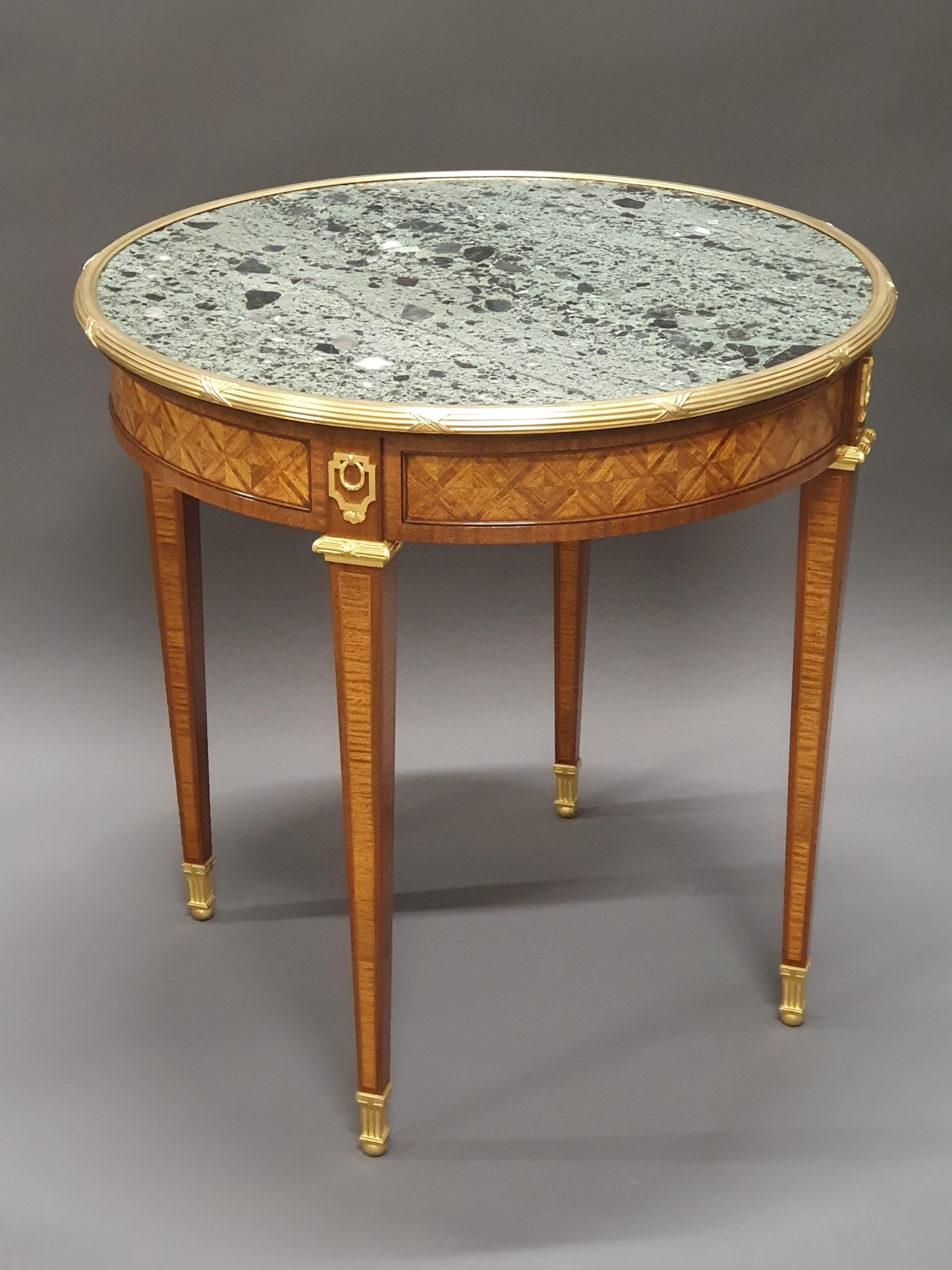 Marqueterie Table de Gueridon de style Louis XVI en marqueterie et bronze doré en vente