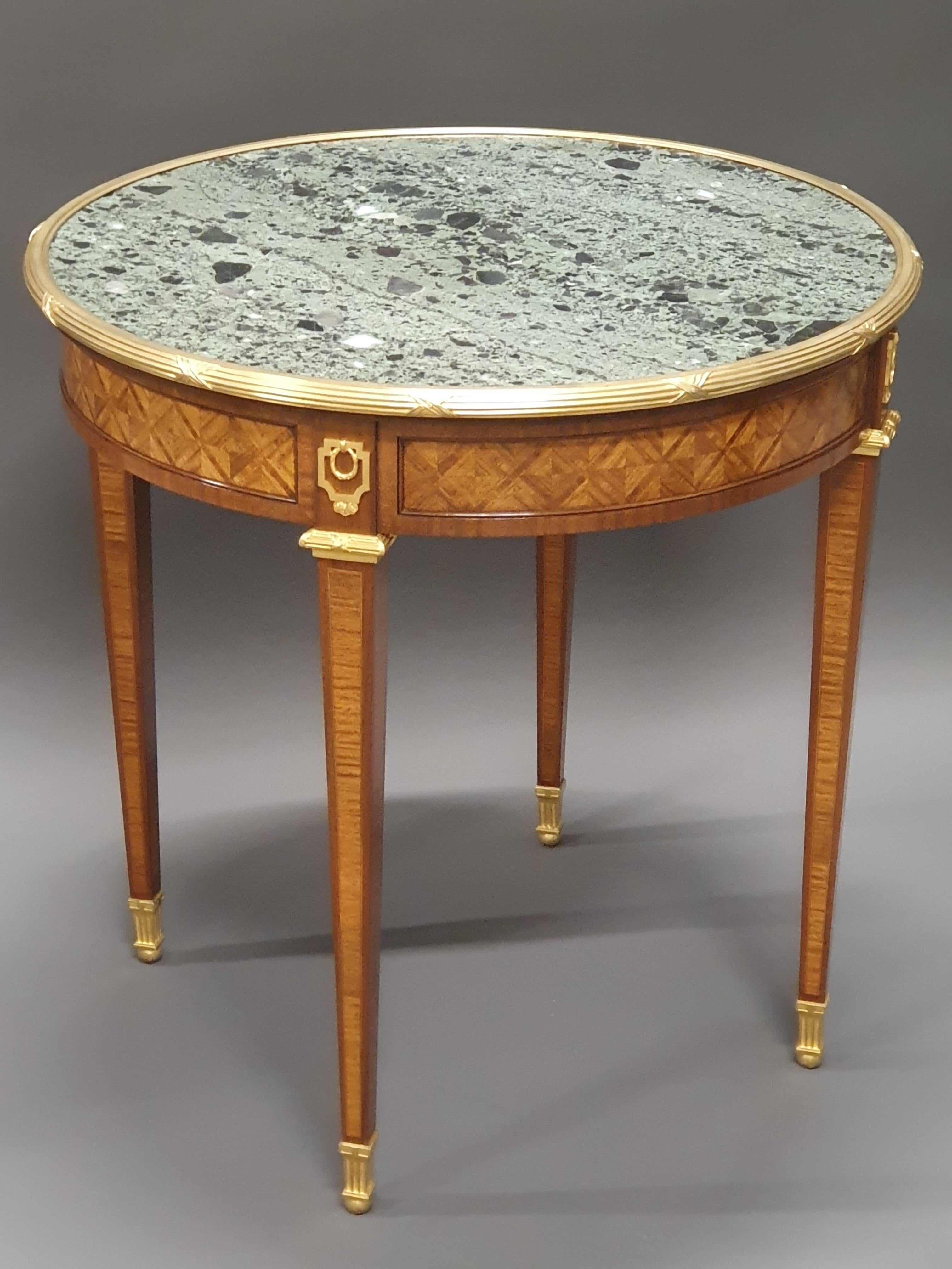 Table de Gueridon de style Louis XVI en marqueterie et bronze doré en vente 2