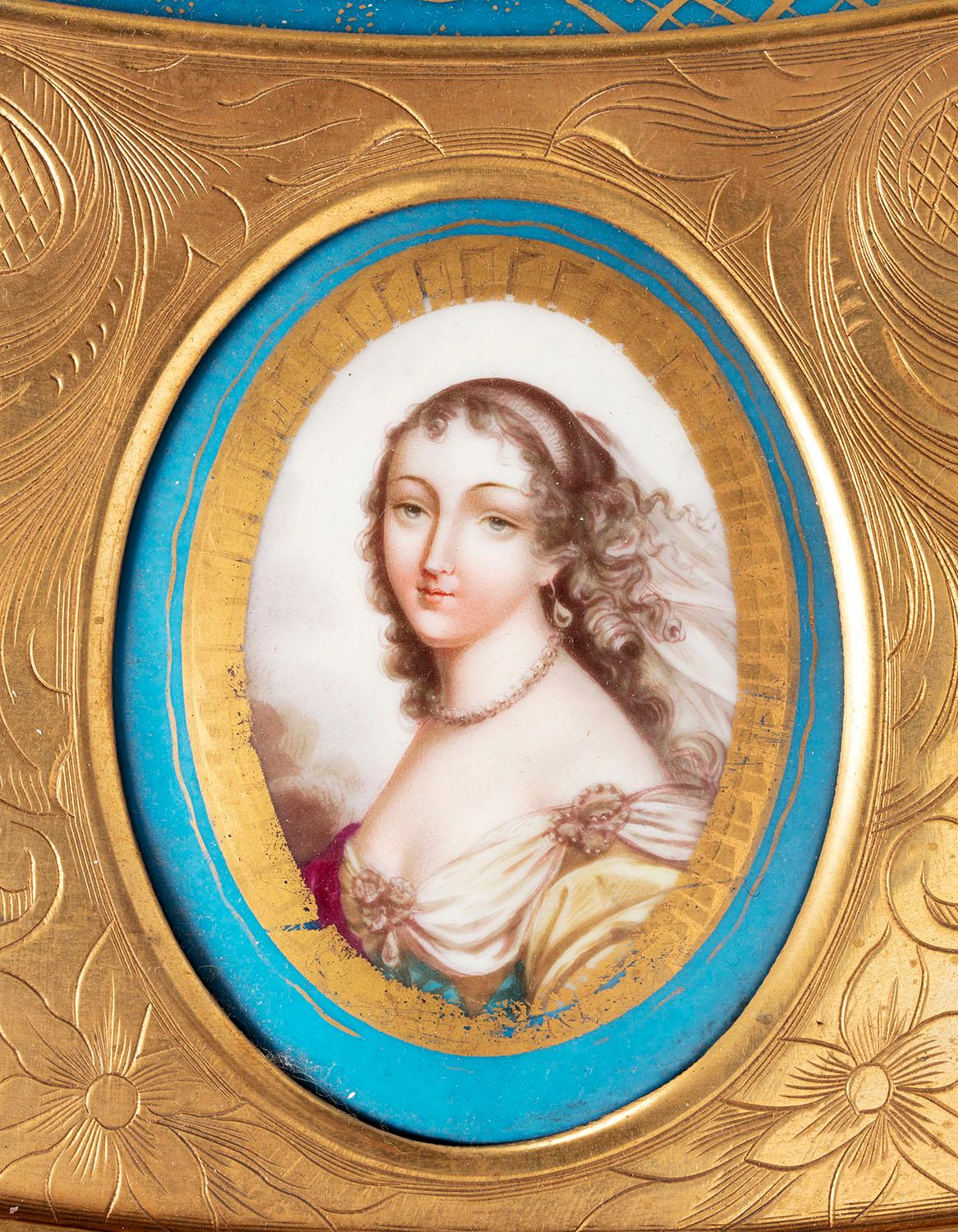 Gueridon im Louis-XVI.-Stil mit Sevres-Porzellanplaketten (Vergoldet) im Angebot