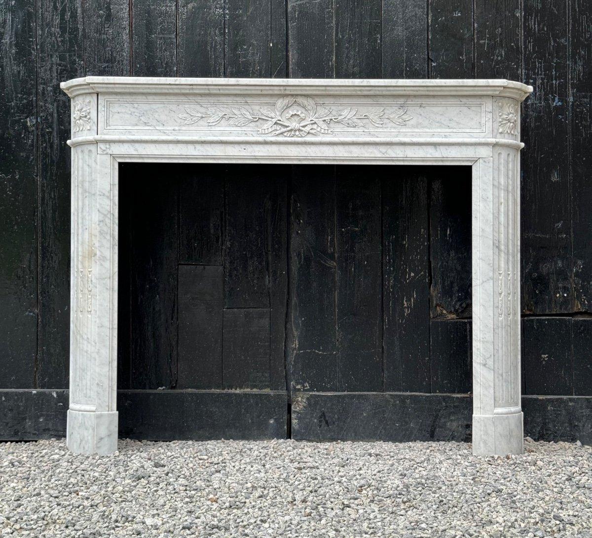 Cheminée demi-lune de style Louis XVI en marbre blanc de Carrare Circa 1880 

Dimensions du foyer : 82 x 100cm