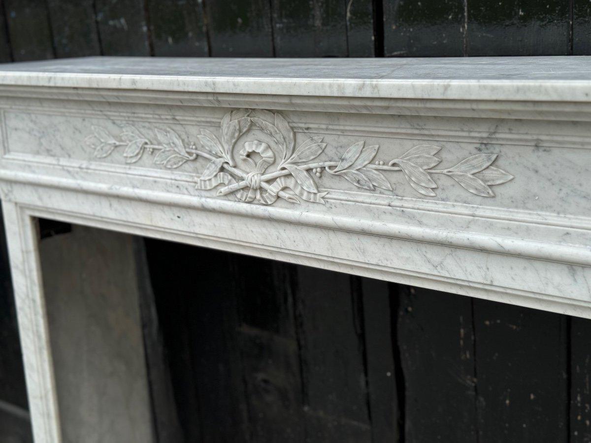 Français Cheminée demi-lune de style Louis XVI en marbre blanc de Carrare Circa 1880
