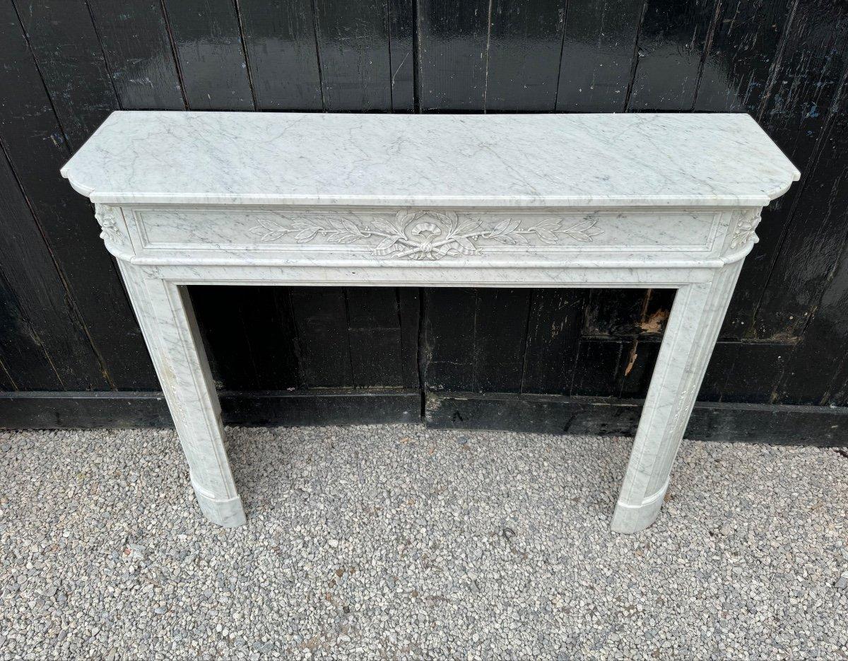 Louis XVI Style Half Moon Fireplace In White Carrara Marble Circa 1880 In Excellent Condition For Sale In Honnelles, WHT