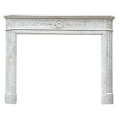 Cheminée demi-lune de style Louis XVI en marbre blanc de Carrare Circa 1880