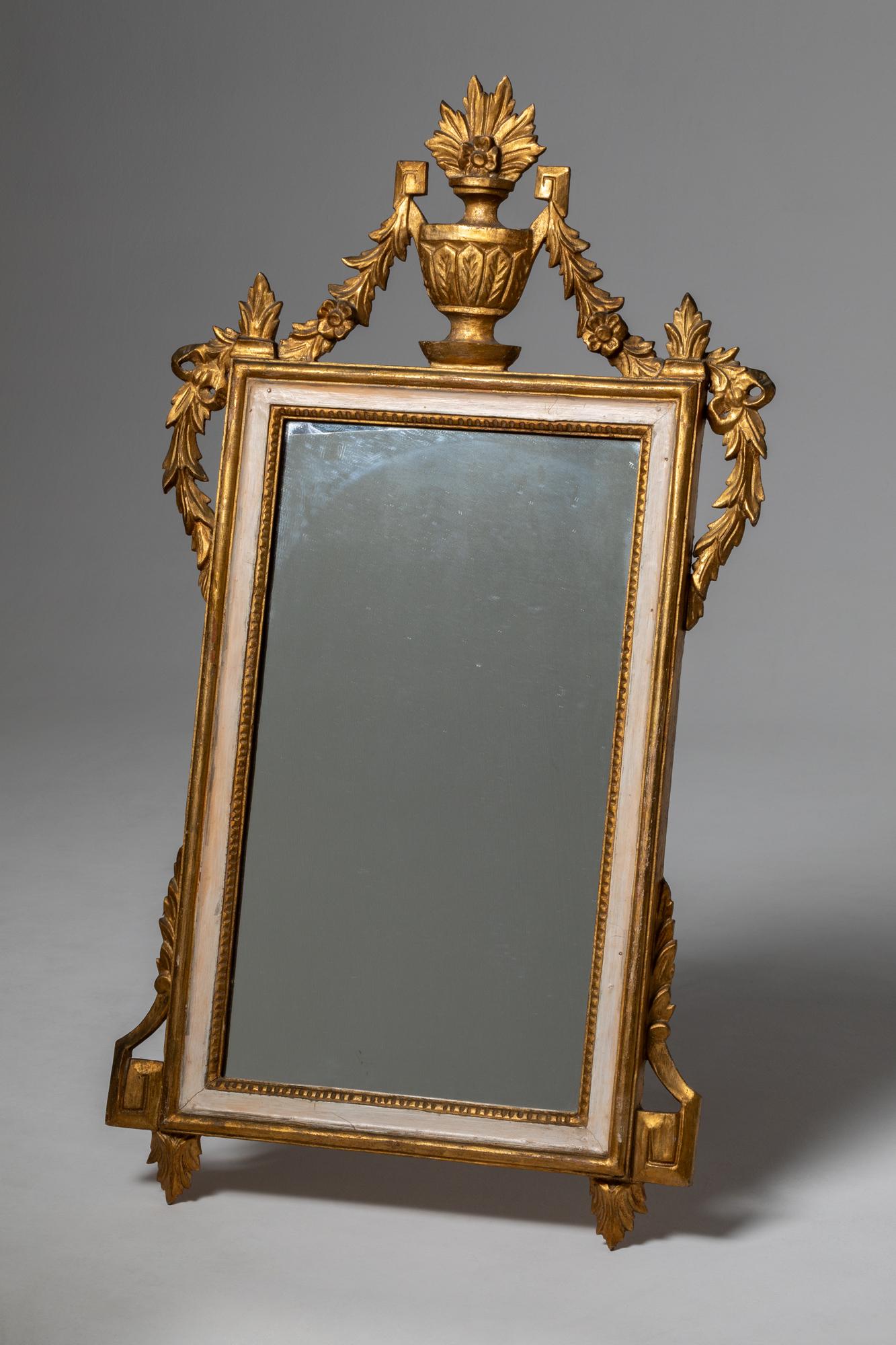 Ein schönes Beispiel für die Spiegel aus der Zeit von Ludwig XVI.

Der Louis-XVI-Stil bezeichnet eine Design- und Kunstrichtung, die im späten 18. Jahrhundert in Frankreich entstand, insbesondere während der Herrschaft von König Louis XVI