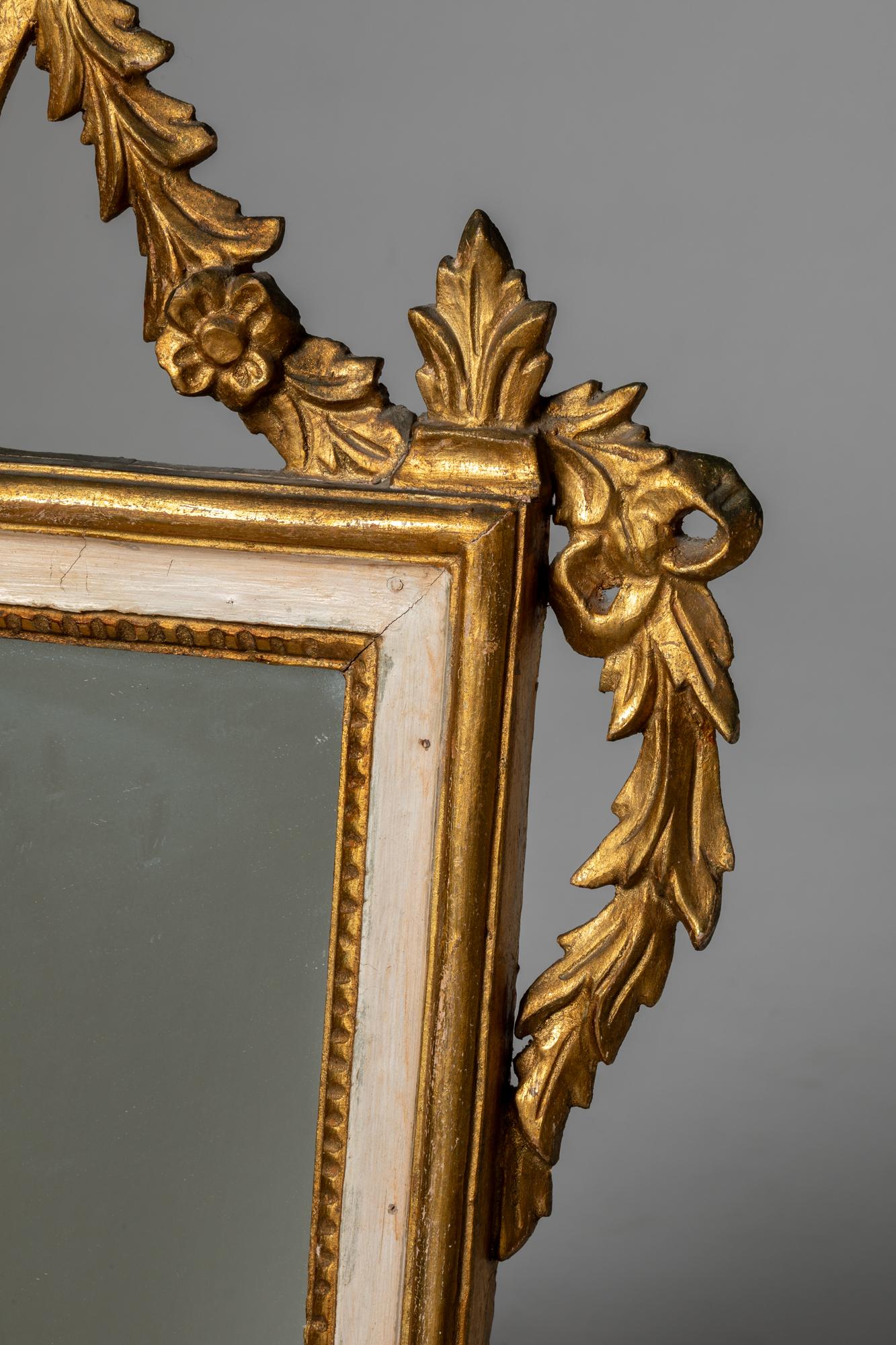 Louis XVI Handgeschnitzter Giltwood-Spiegel in Weiß (Vergoldet) im Angebot