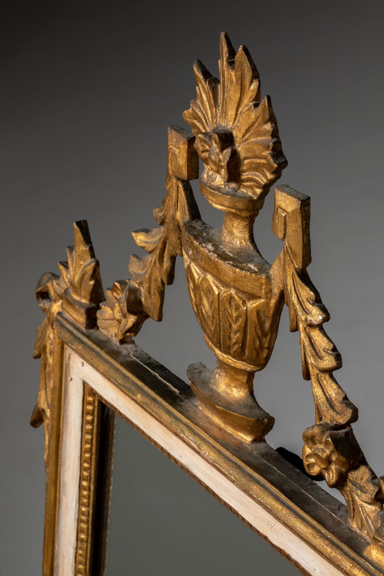 20ième siècle Miroir Louis XVI sculpté à la main en bois doré peint en blanc en vente