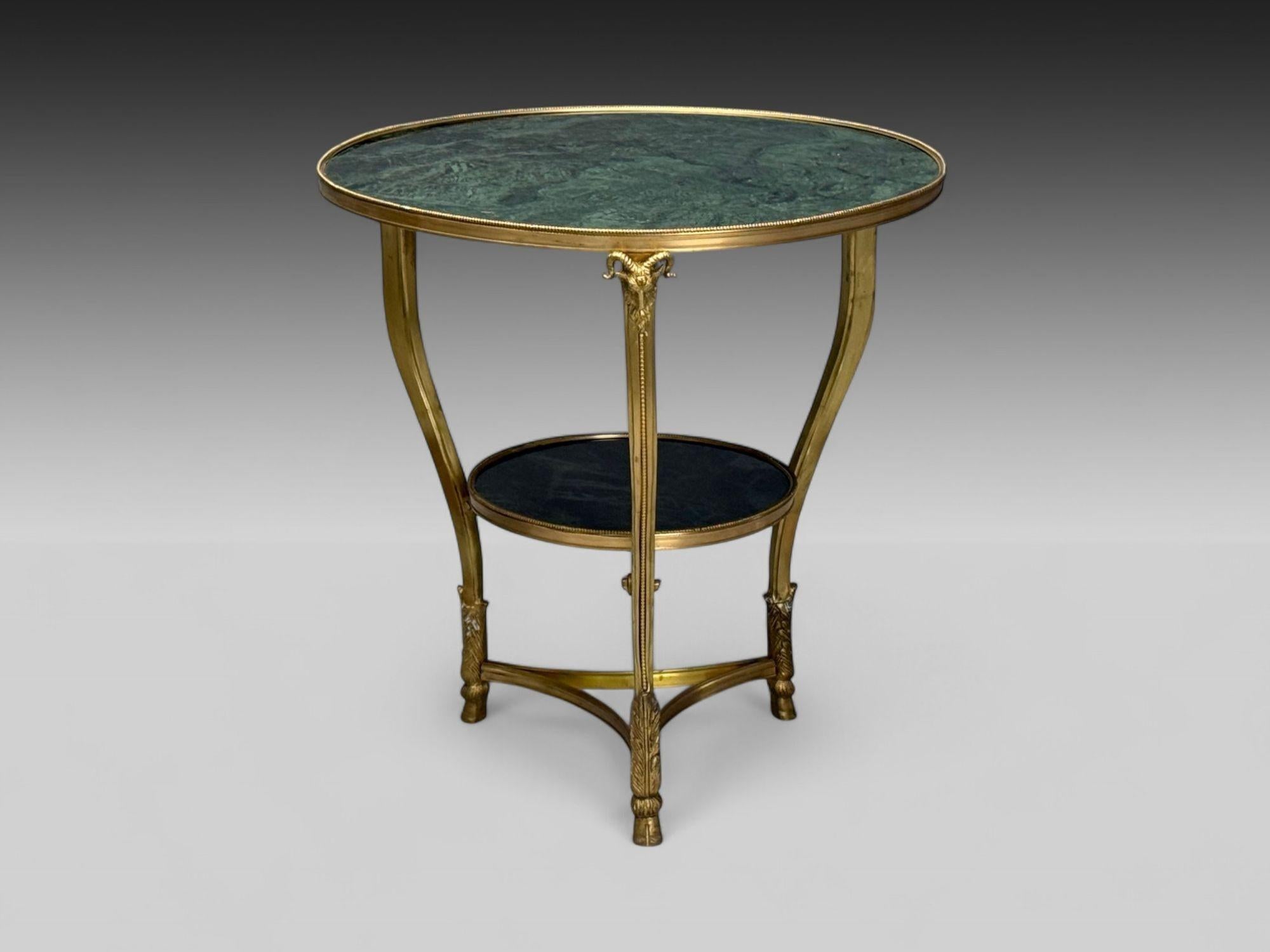 Style Louis XVI, régence hollywoodienne, bronze, marbre vert, gueridons à tête de bélier, France, C.C.C.

Une belle paire de guéridons français du 20e siècle de style Louis XVI en bronze doré et en marbre de style malachite. Chaque exemplaire