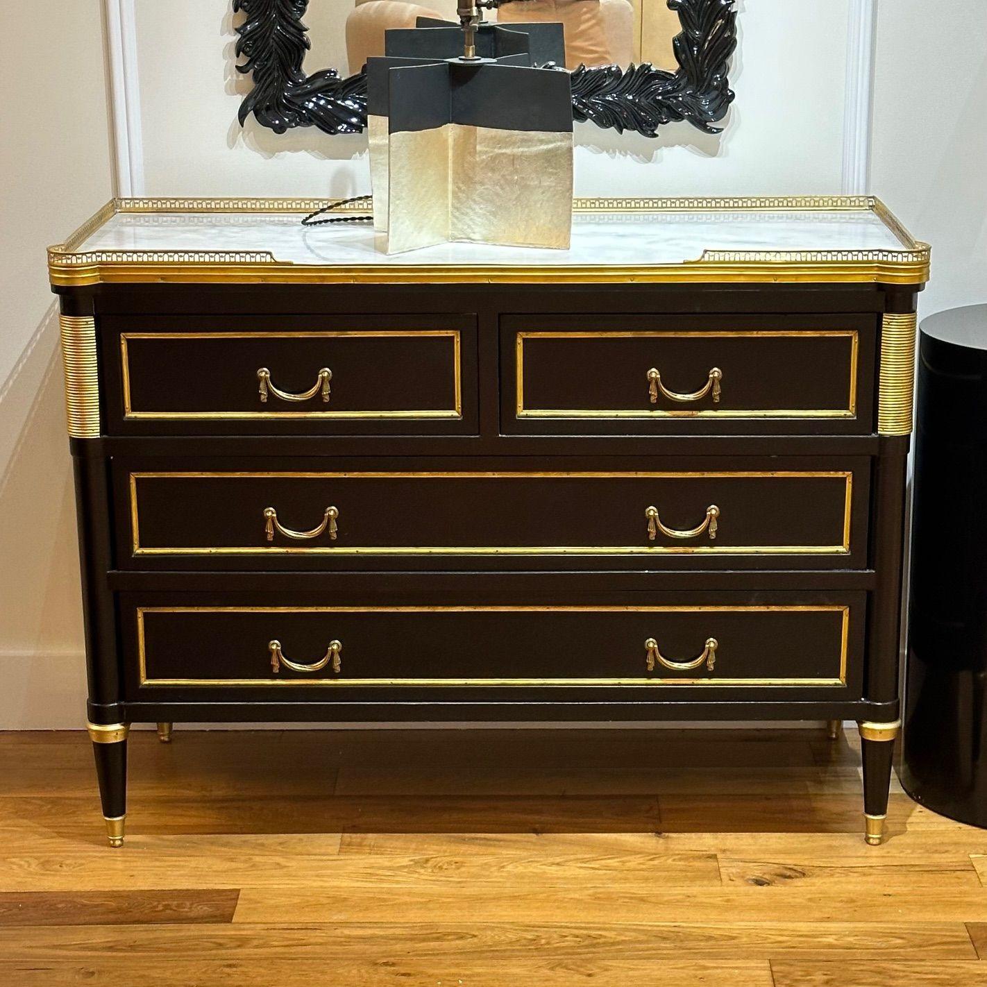 Louis XVI Stil, Hollywood Regency, Kommoden, Schwarz lackiertes Holz, Bronze, Marmor, Maison Jansen Stil

Zwei Kommoden oder Nachttische im Stil von Maison Jansen im Hollywood-Regency-Stil mit Marmorplatte aus Ebenholz. Dies ist ein beeindruckendes
