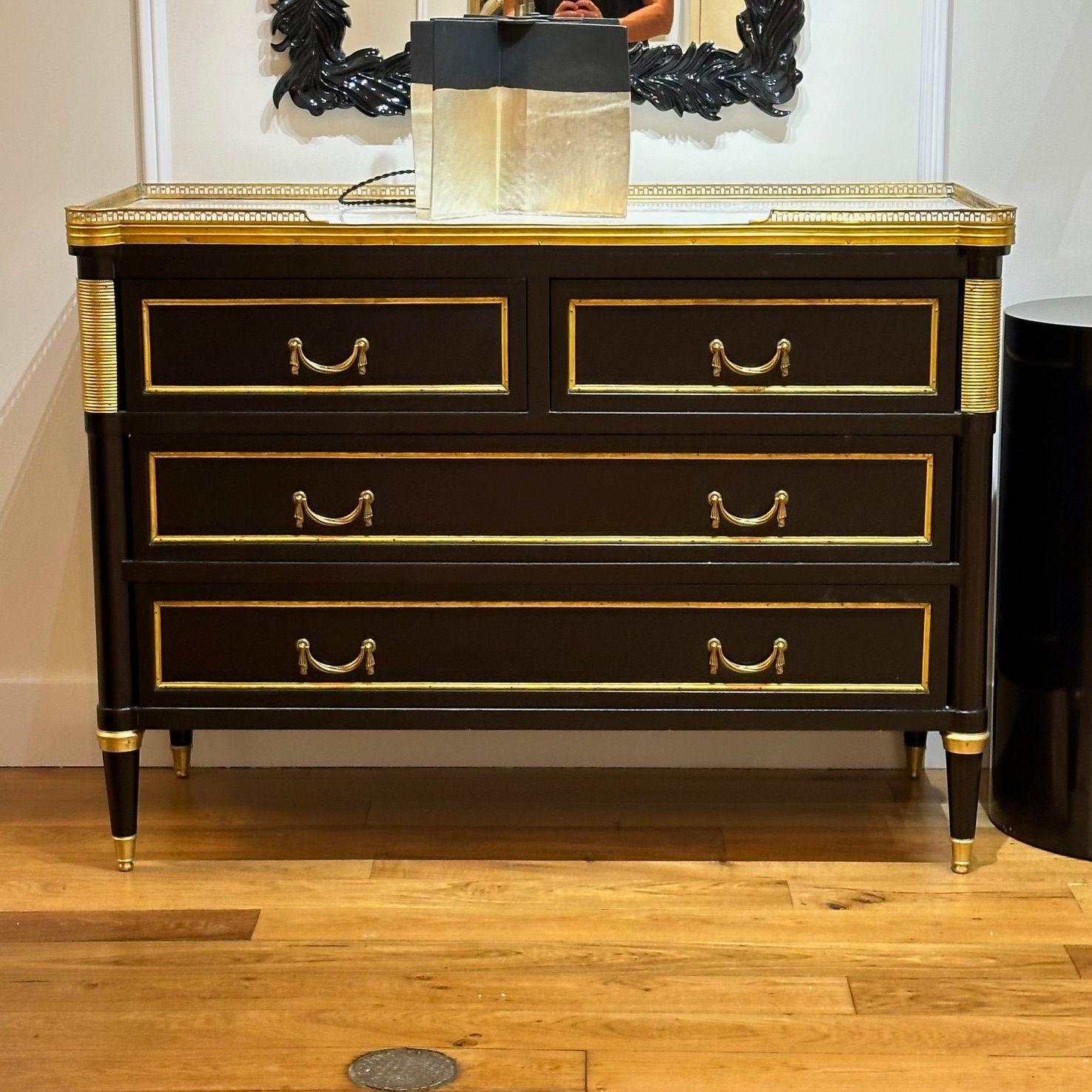 Kommoden im Stil Louis XVI., Hollywood Regency, Kommoden, schwarz lackiertes Holz, Bronze, Marmor (Französisch) im Angebot