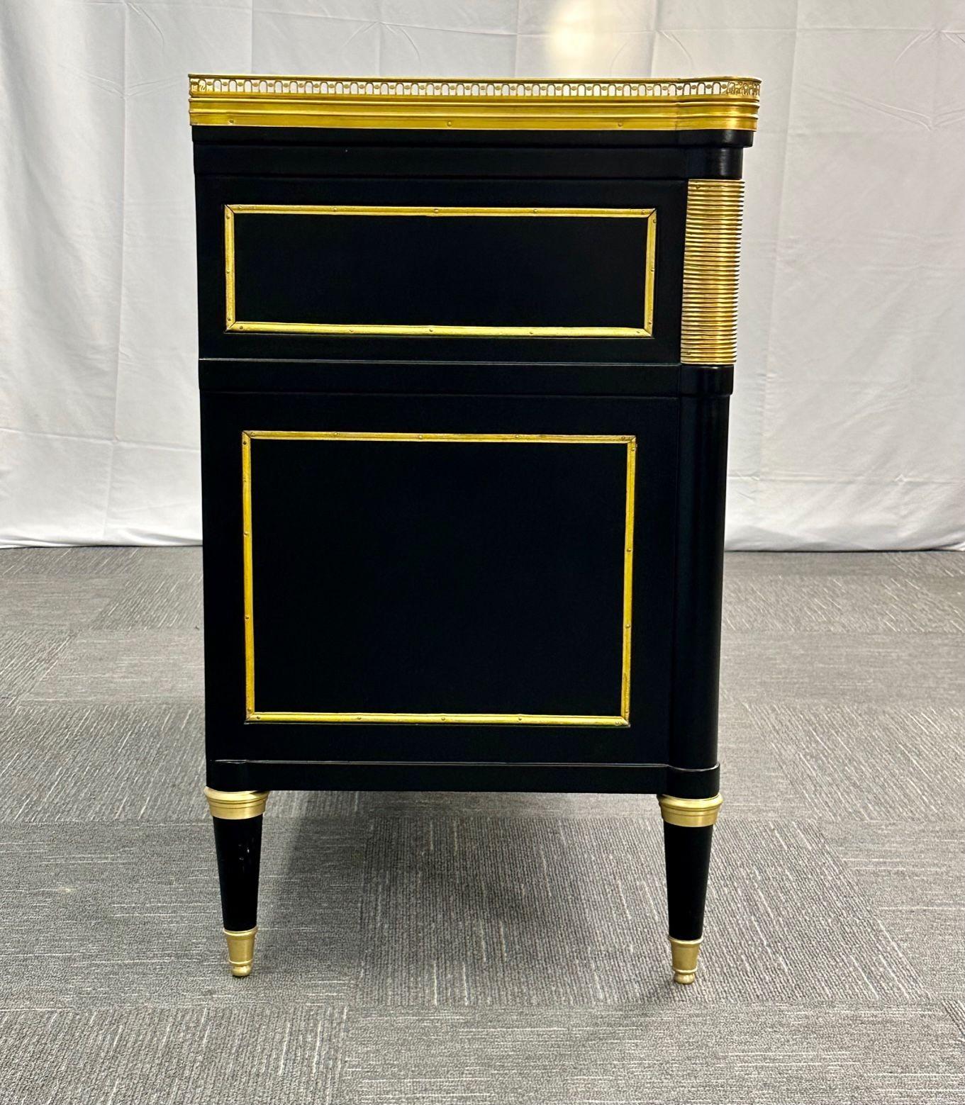 Kommoden im Stil Louis XVI., Hollywood Regency, Kommoden, schwarz lackiertes Holz, Bronze, Marmor im Zustand „Gut“ im Angebot in Manhasset, NY