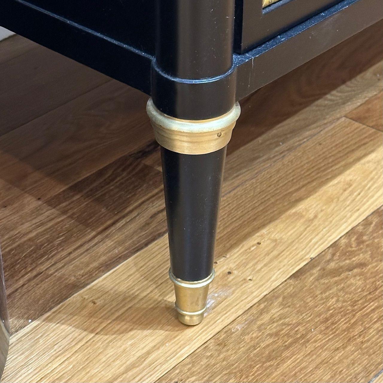 Kommoden im Stil Louis XVI., Hollywood Regency, Kommoden, schwarz lackiertes Holz, Bronze, Marmor im Angebot 3