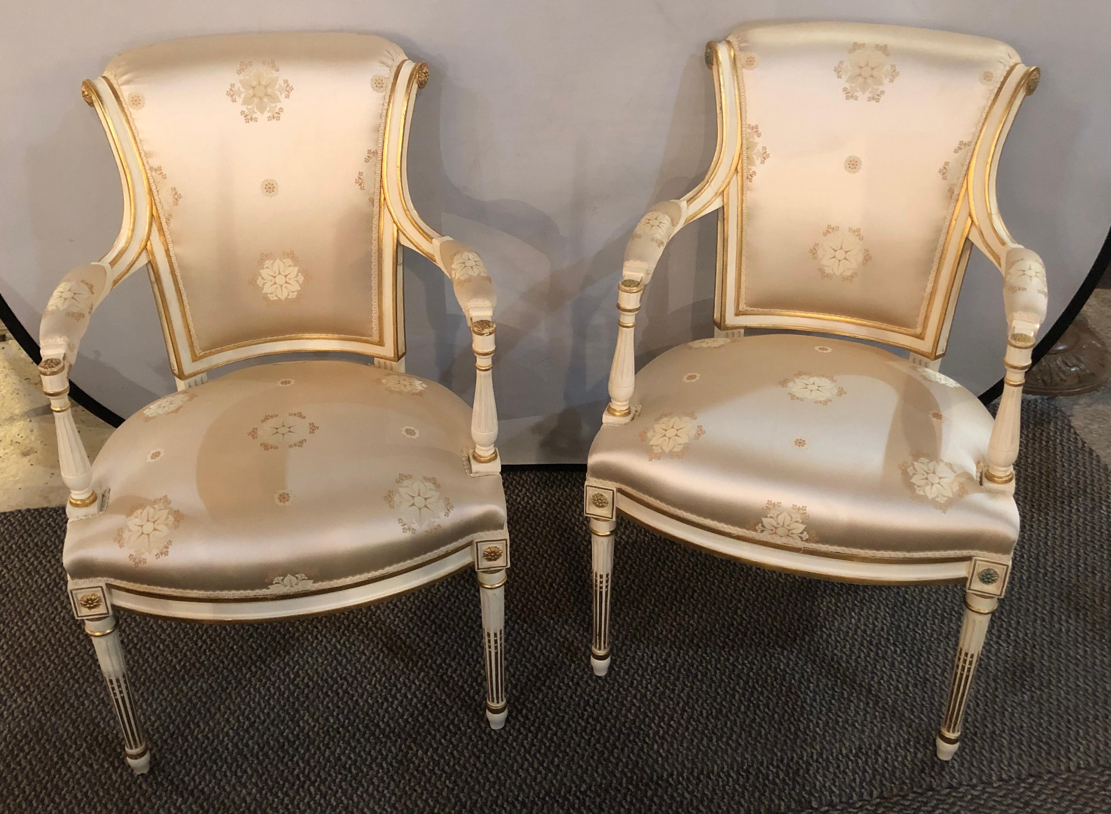 Ein Paar Fauteuils oder Sessel im Louis-XVI-Stil im Hollywood-Regency-Stil mit einer atemberaubenden Polsterung aus Scalamandre-Seide. Ich habe vier Paar dieser wundervoll dekorativen und gepolsterten Sessel zur Verfügung. Jedes ist in einem