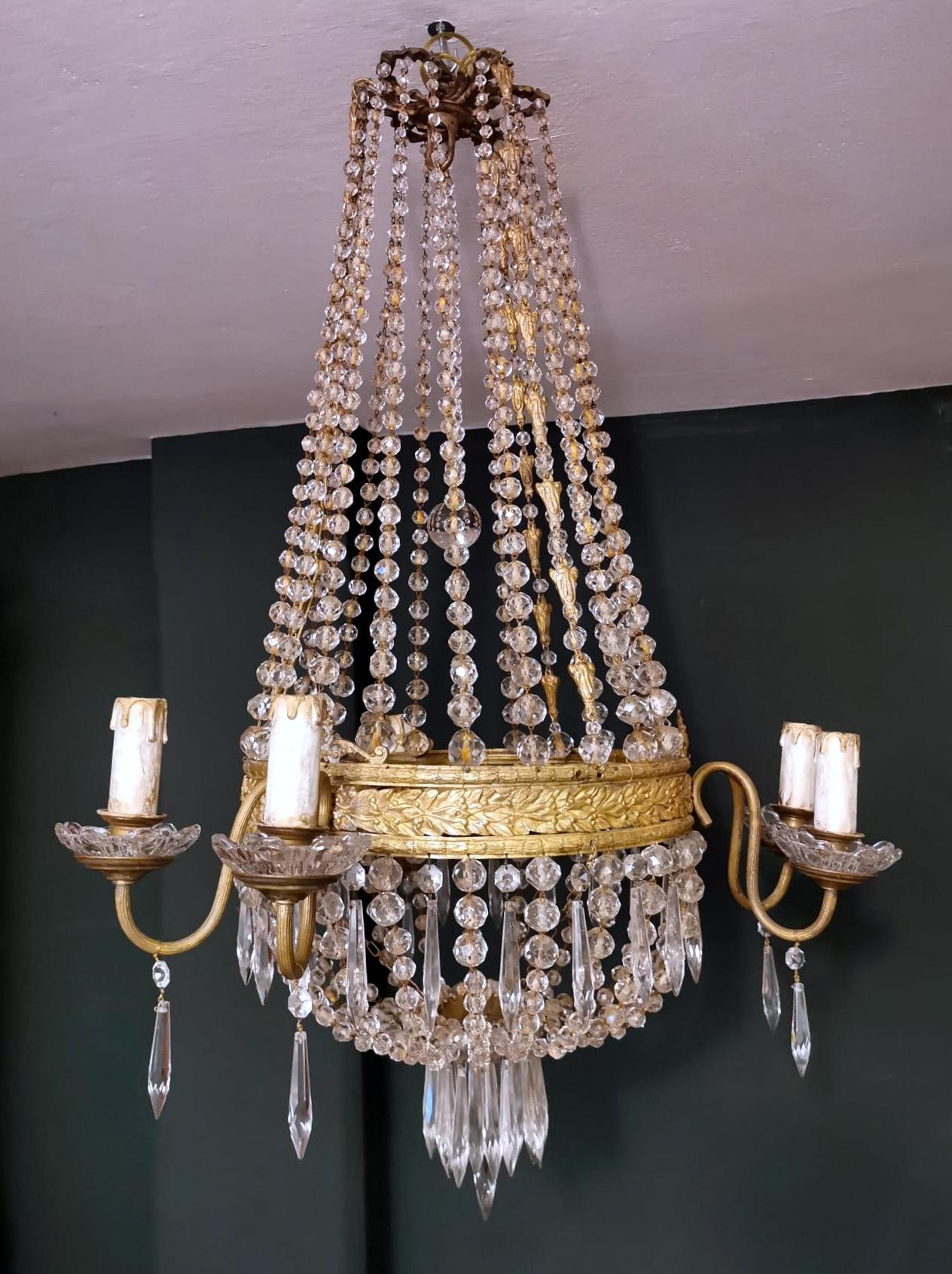 We kindly suggest you read the whole description, because with it we try to give you detailed technical and historical information to guarantee the authenticity of our objects.
The elegant and majestic French chandelier, has the classic balloon