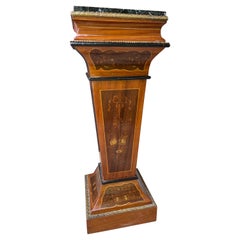 Pedestal con incrustaciones estilo Luis Xvi