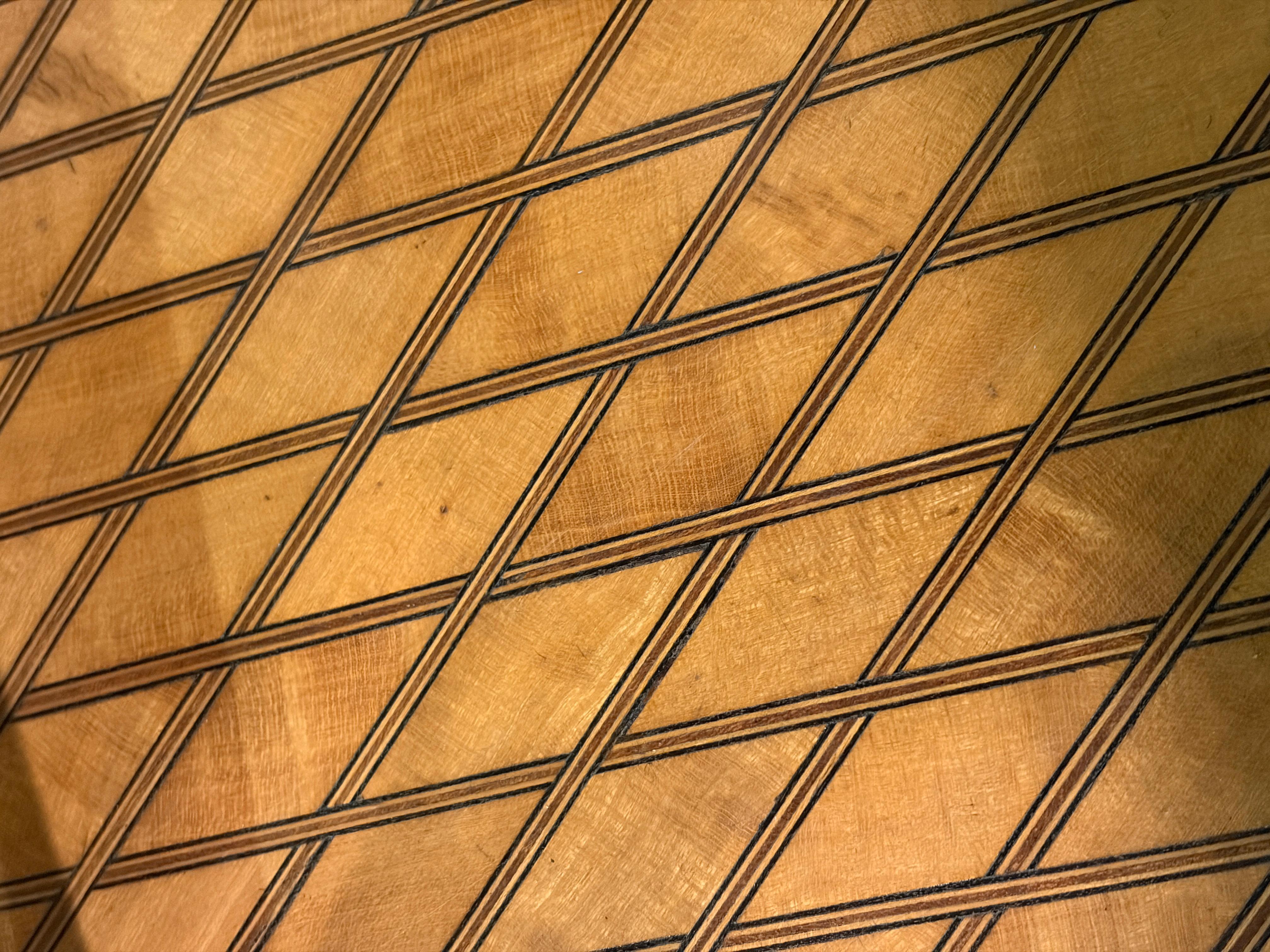 Français Table à rognons en marqueterie de bois satiné de style Louis XVI en vente