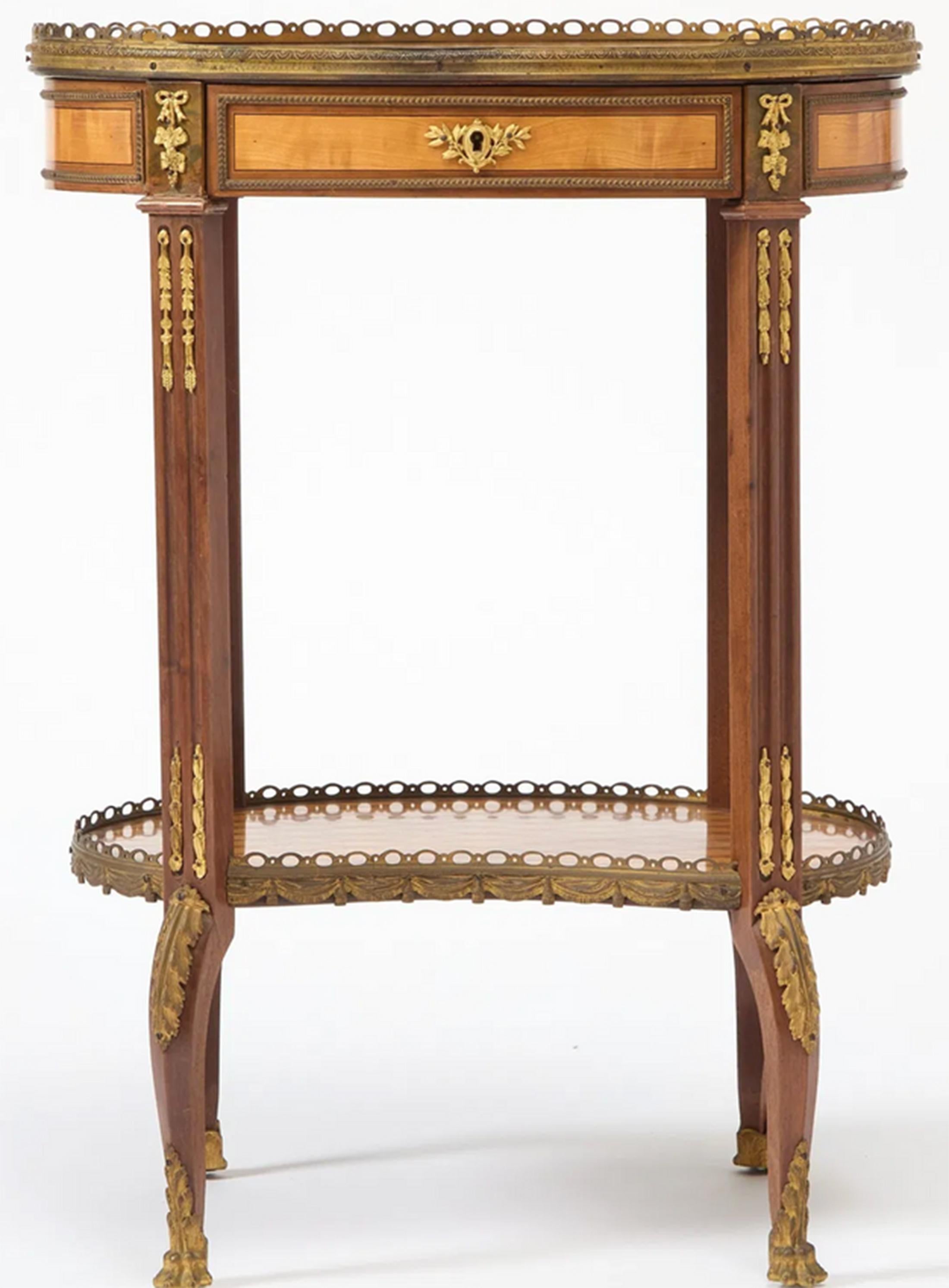 Table à rognons en marqueterie de bois satiné de style Louis XVI Bon état - En vente à New York, NY