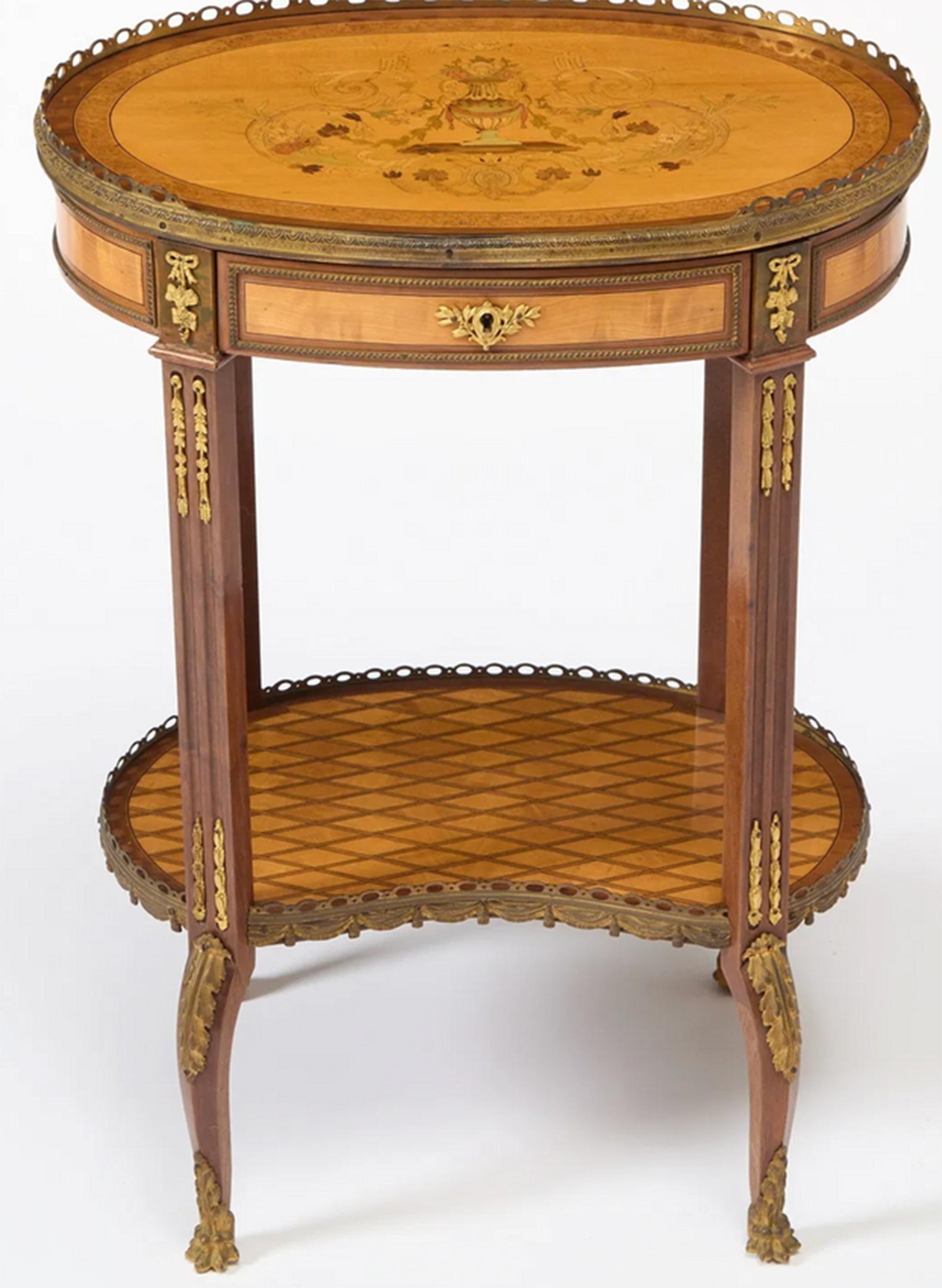XIXe siècle Table à rognons en marqueterie de bois satiné de style Louis XVI en vente
