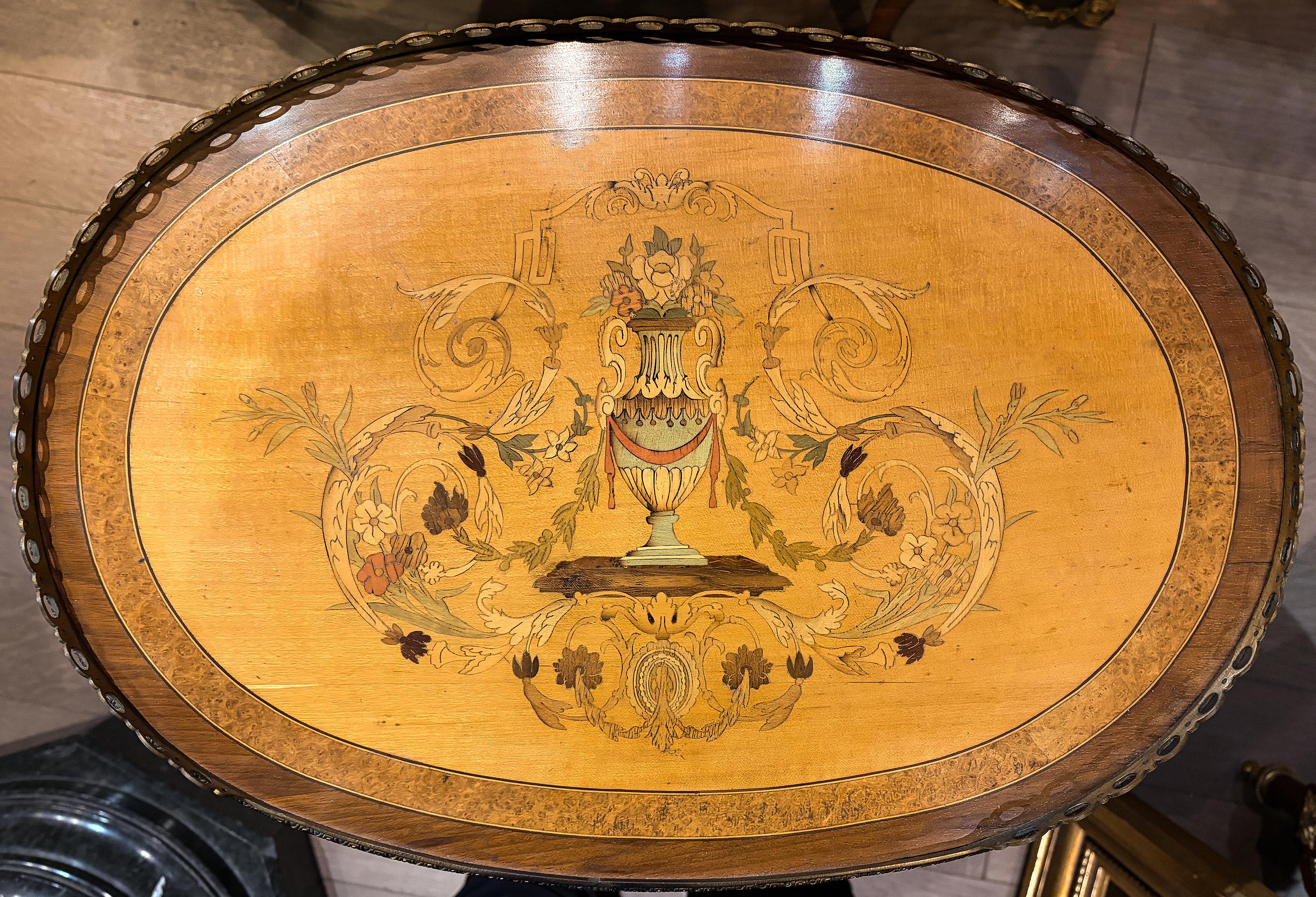 Table à rognons en marqueterie de bois satiné de style Louis XVI en vente 1