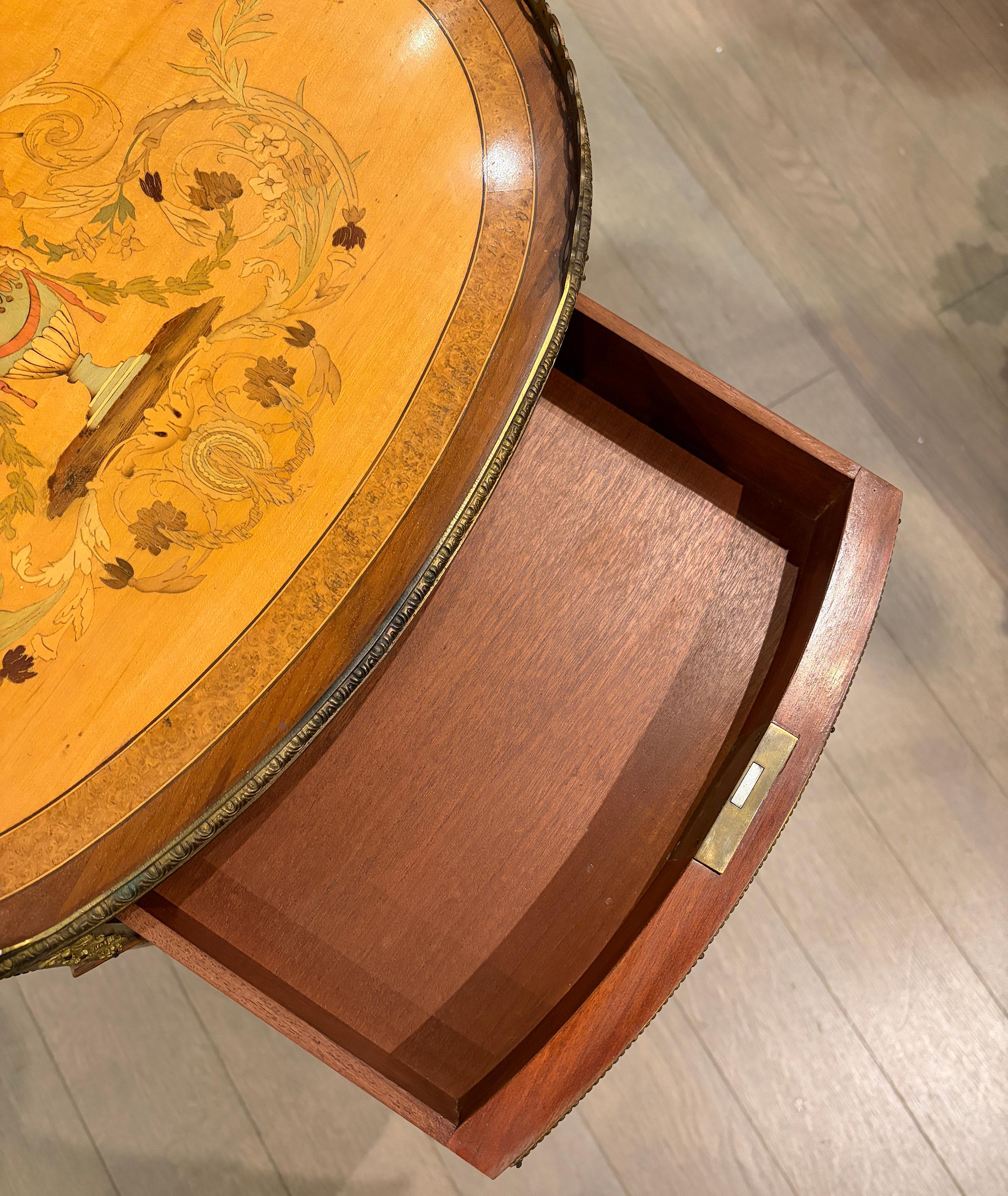 Table à rognons en marqueterie de bois satiné de style Louis XVI en vente 2