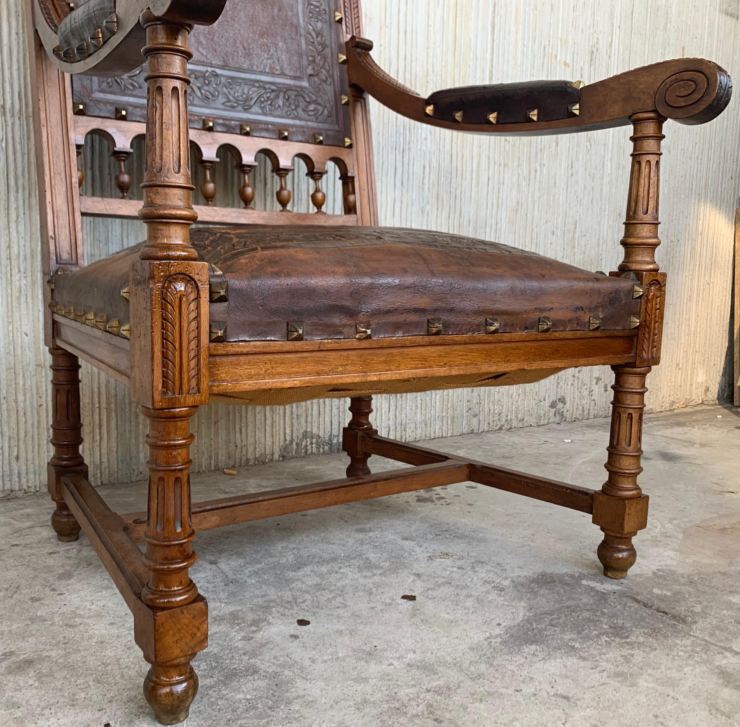Coppia di poltrone in legno di noce intagliato in stile Luigi XVI, 1900 in vendita 1