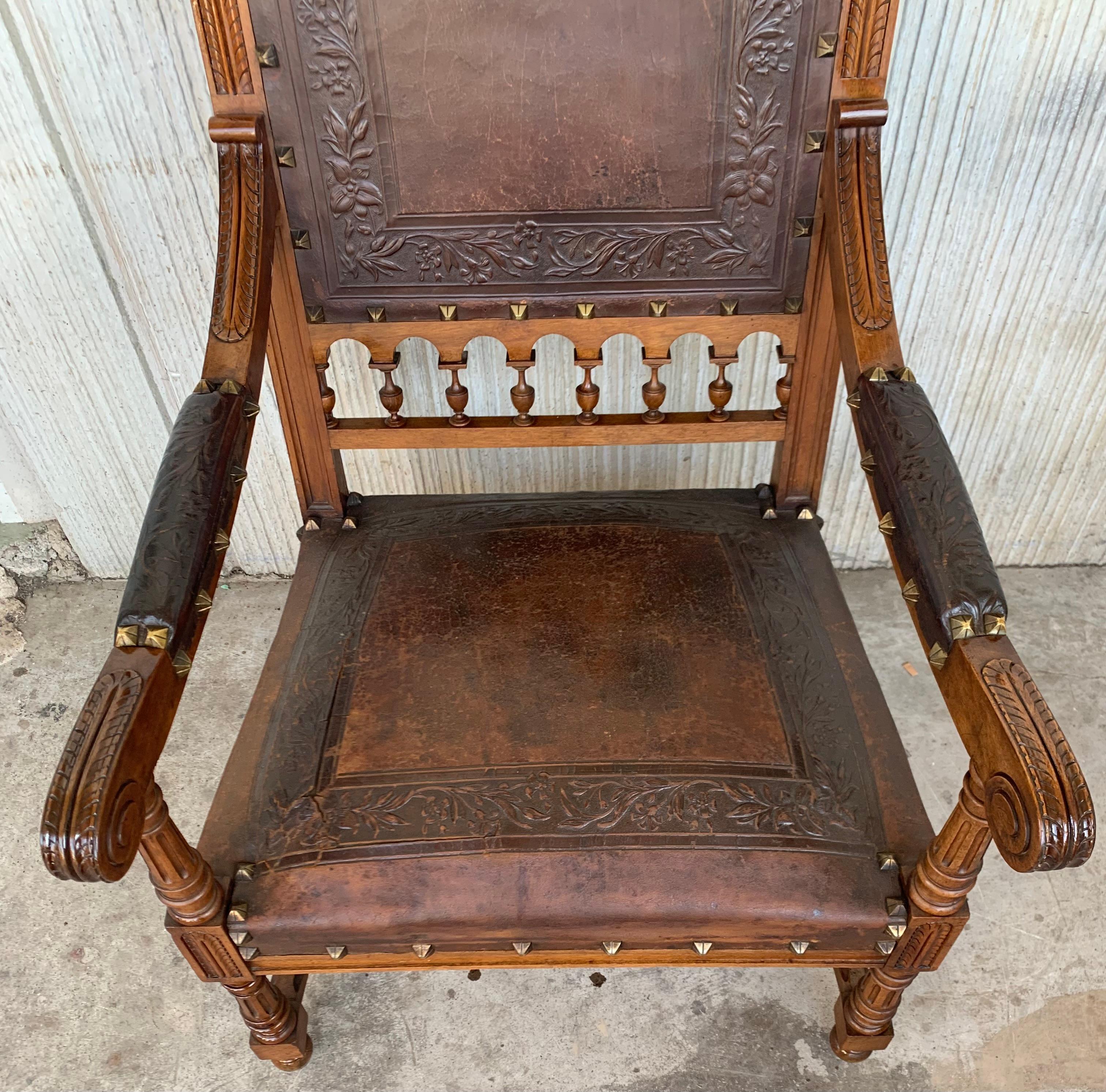 Coppia di poltrone in legno di noce intagliato in stile Luigi XVI, 1900 in vendita 2