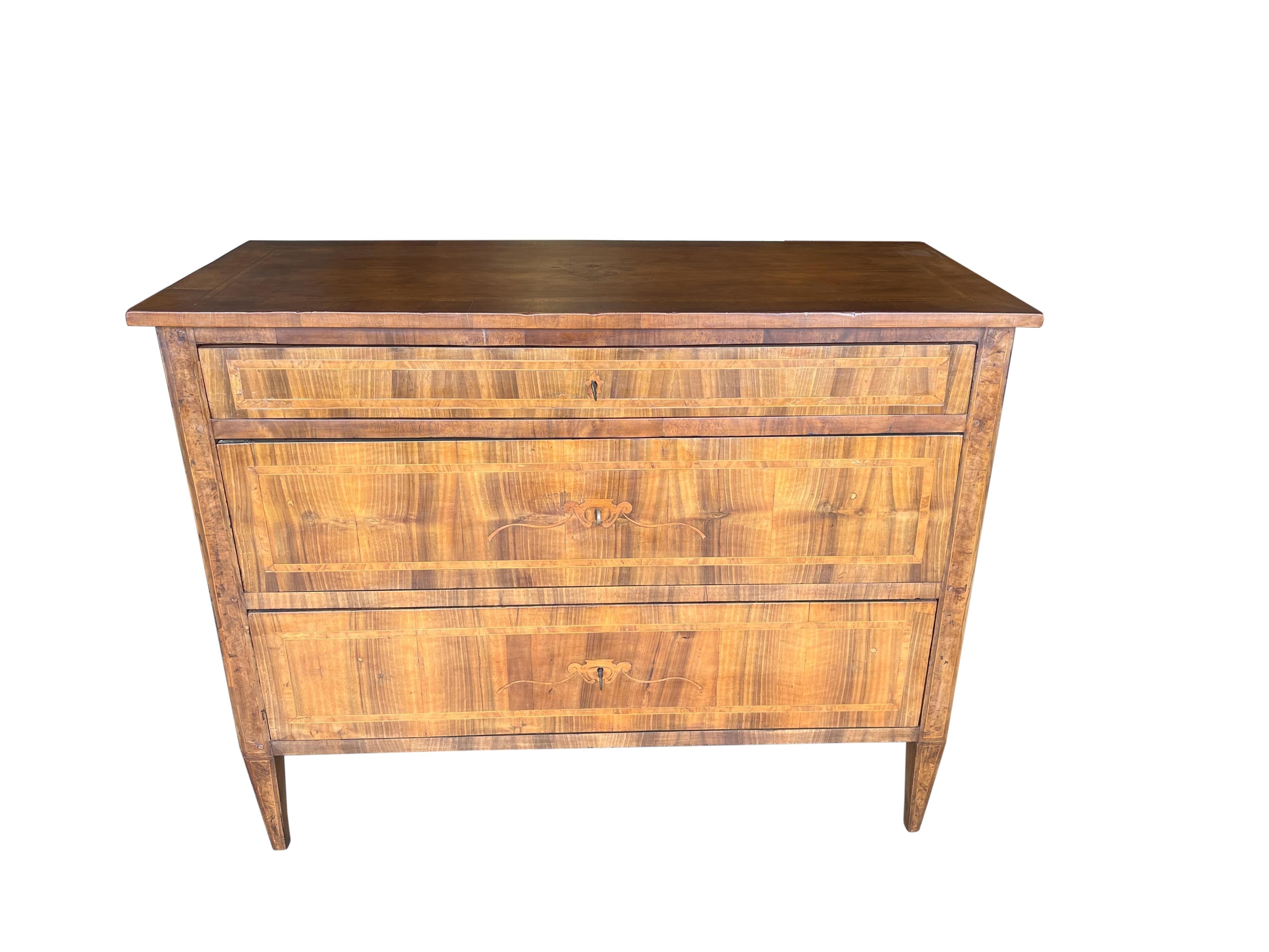Louis XVI Style Italian Walnut Burl Inlay Locking Chest of Drawers, Tuscany 1890 In Good Condition For Sale In Encinitas, CA