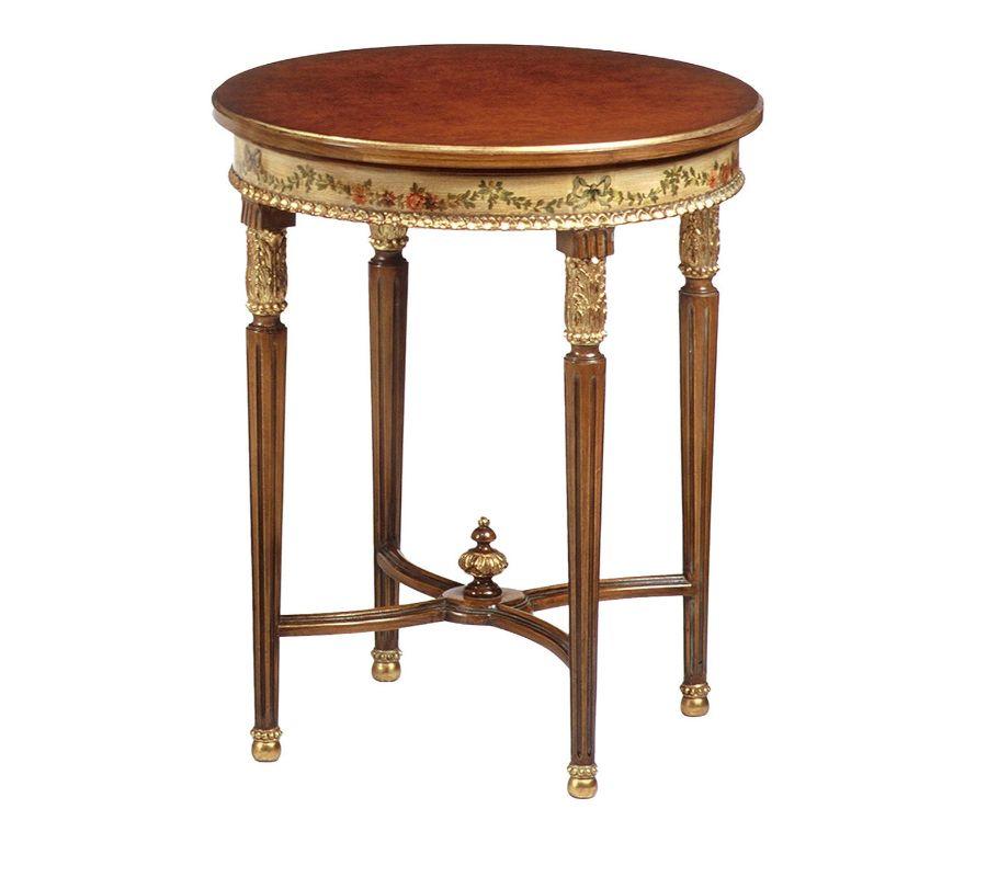 Reproducing an authentic piece from the French Empire period (1774-1793), this round side table makes for a delightful addition to a reading nook in classic-inspired decors. Sumptuous in its golden and minutely carved textural details, it sports a