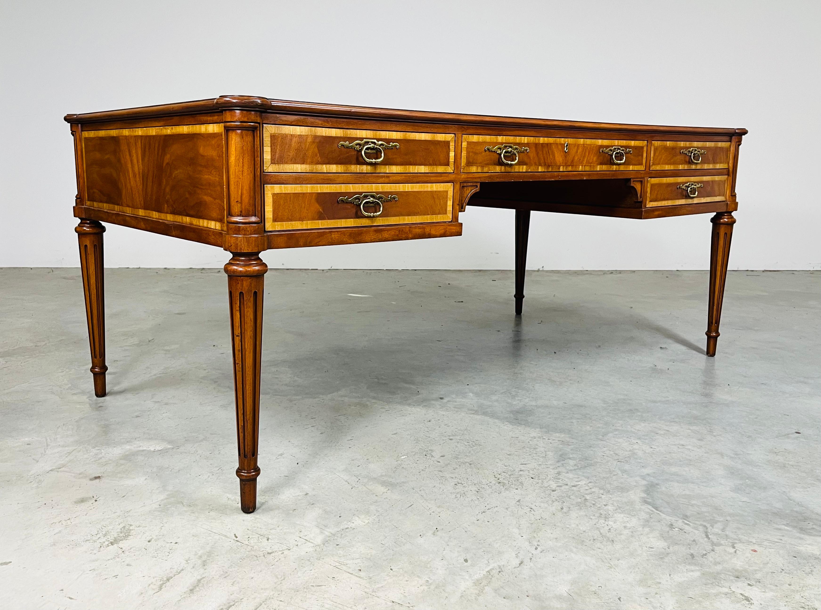 Scrivania direzionale in mogano Karges con piano in pelle in stile Luigi XVI in vendita 1