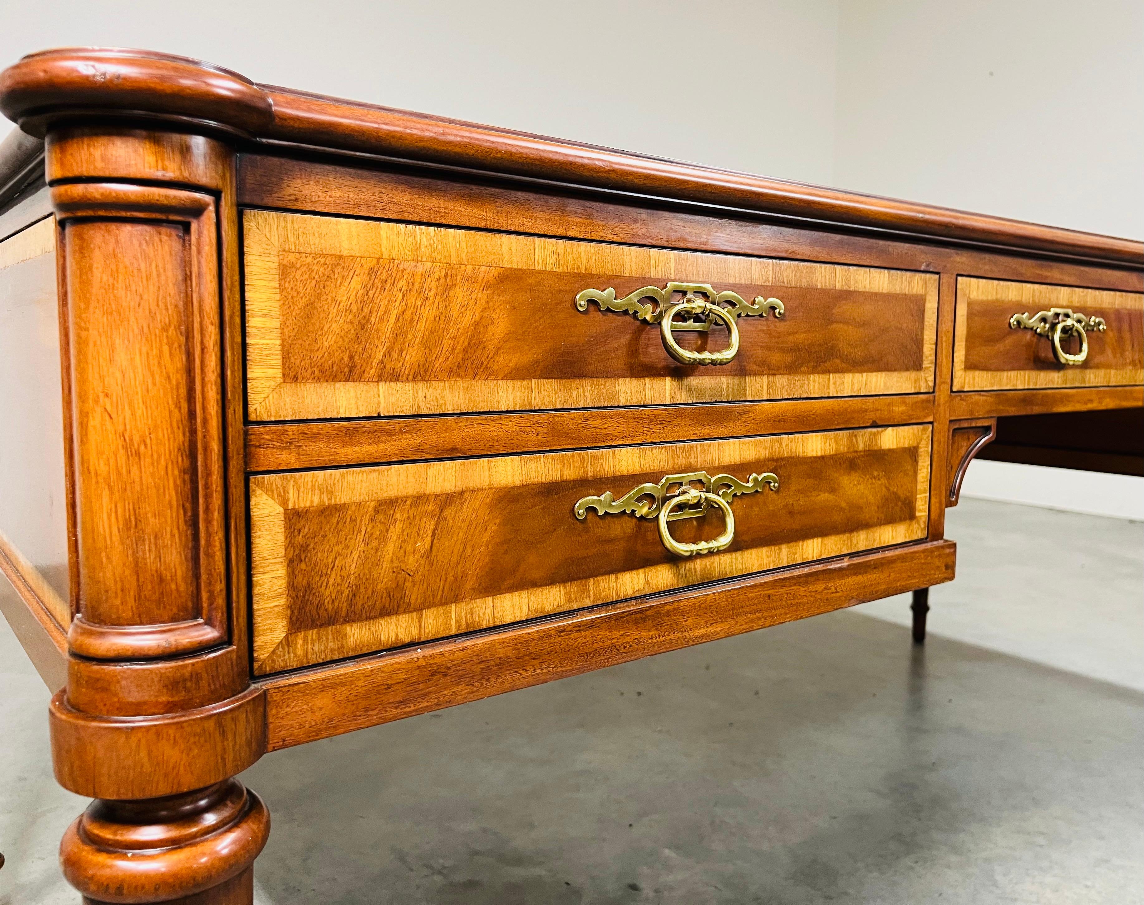 Scrivania direzionale in mogano Karges con piano in pelle in stile Luigi XVI in vendita 2