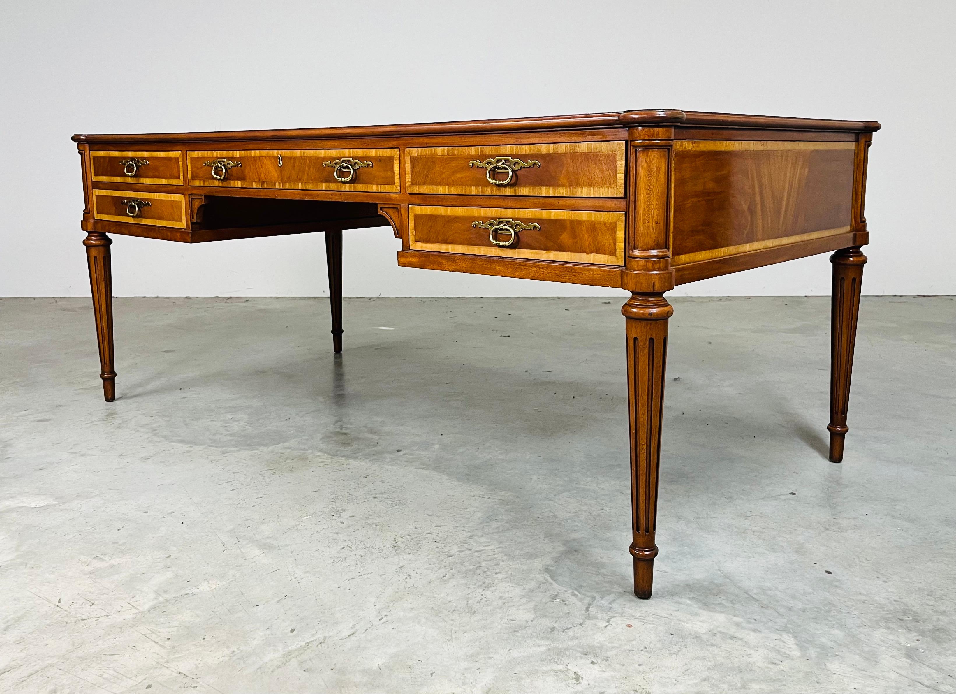 Scrivania direzionale in mogano Karges con piano in pelle in stile Luigi XVI in vendita 3