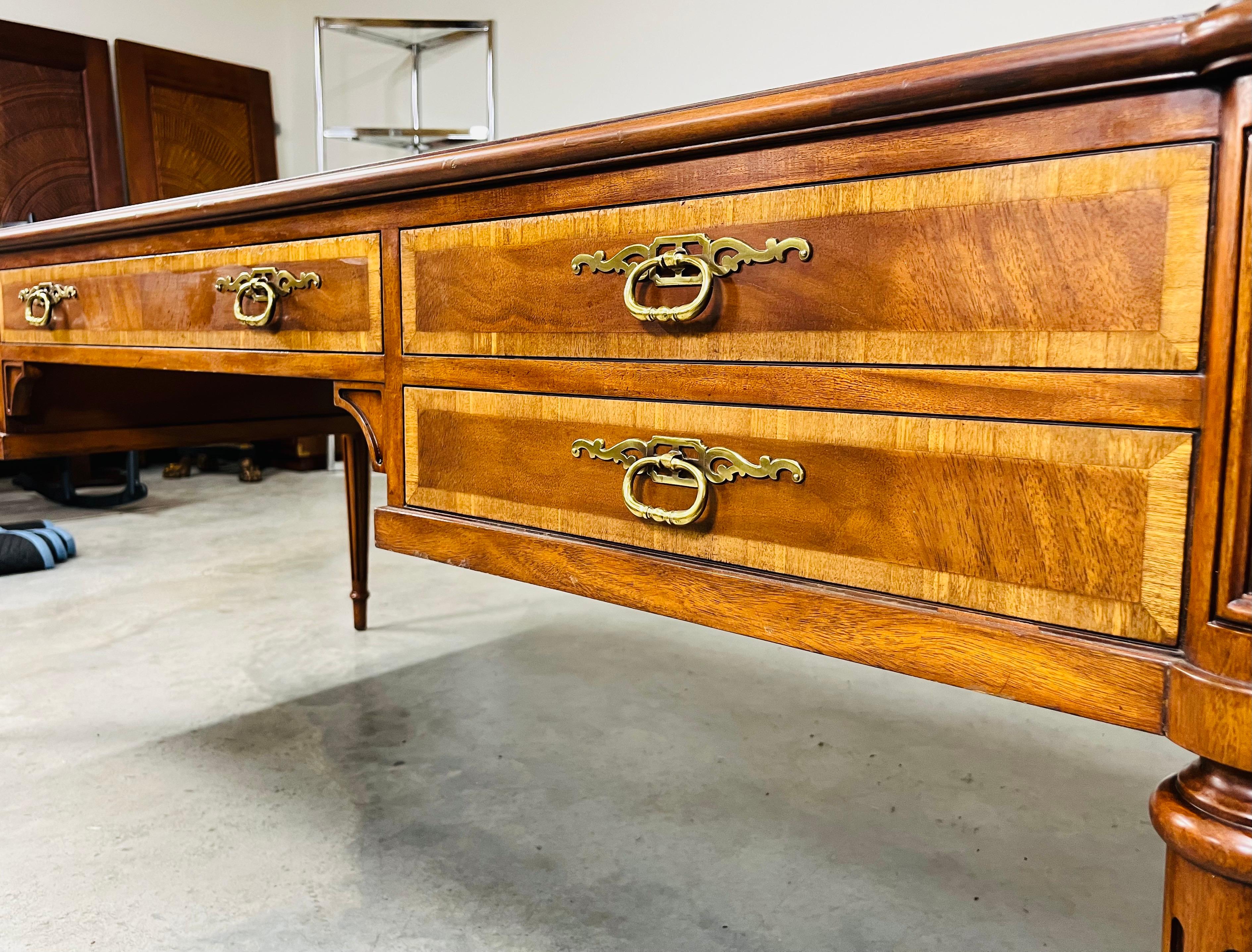 Scrivania direzionale in mogano Karges con piano in pelle in stile Luigi XVI in vendita 4