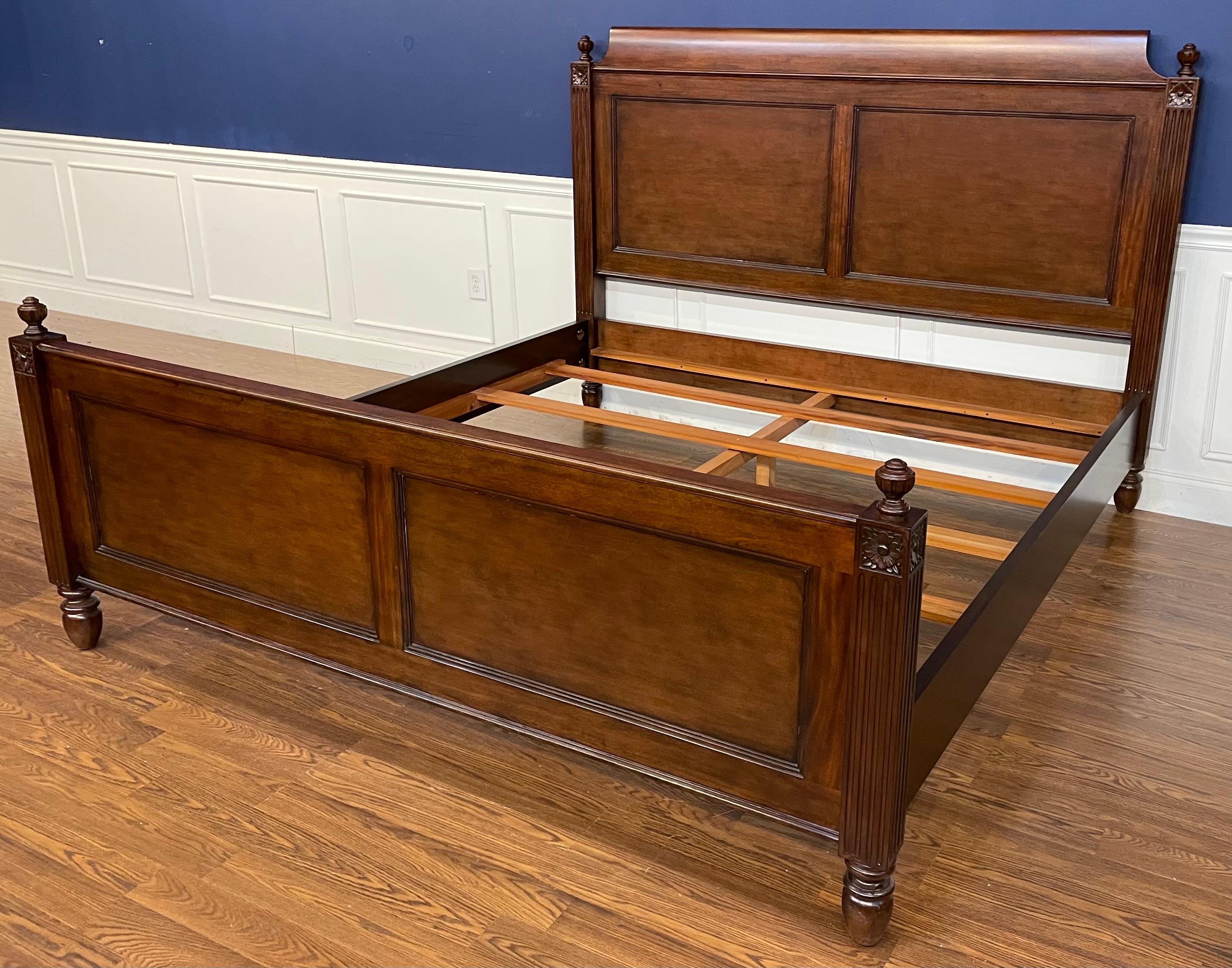 Il s'agit d'un lit king size en acajou de style Louis XVI de Leighton Hall.  Il présente un style Louis XVI classique avec des poteaux et des fleurons cannelés, une tête de lit à panneaux et un pied de lit à panneaux.  

Dimensions : Longueur :