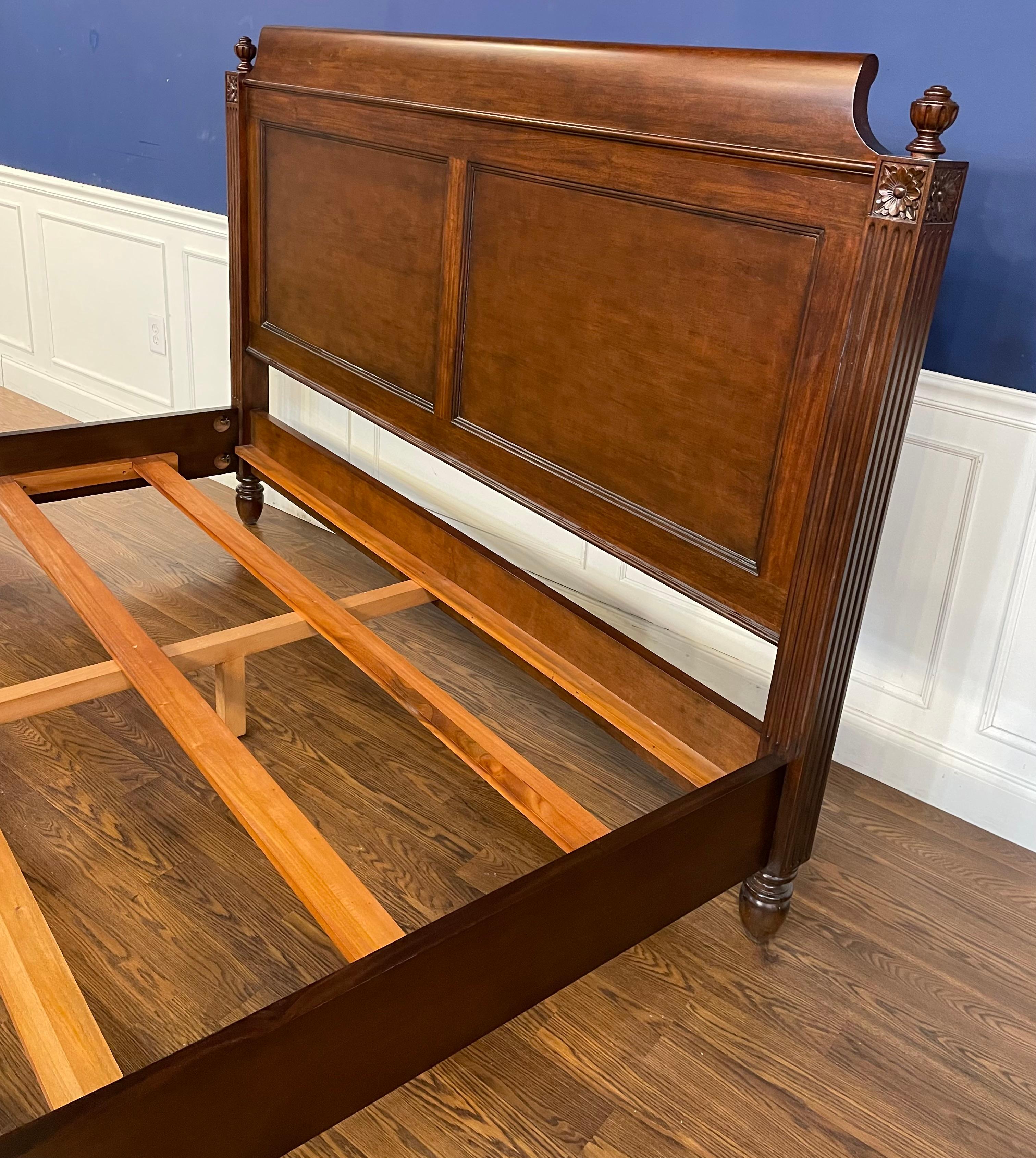 Philippin Lit King Size de style Louis XVI par Leighton Hall - Échantillon d'exposition en vente