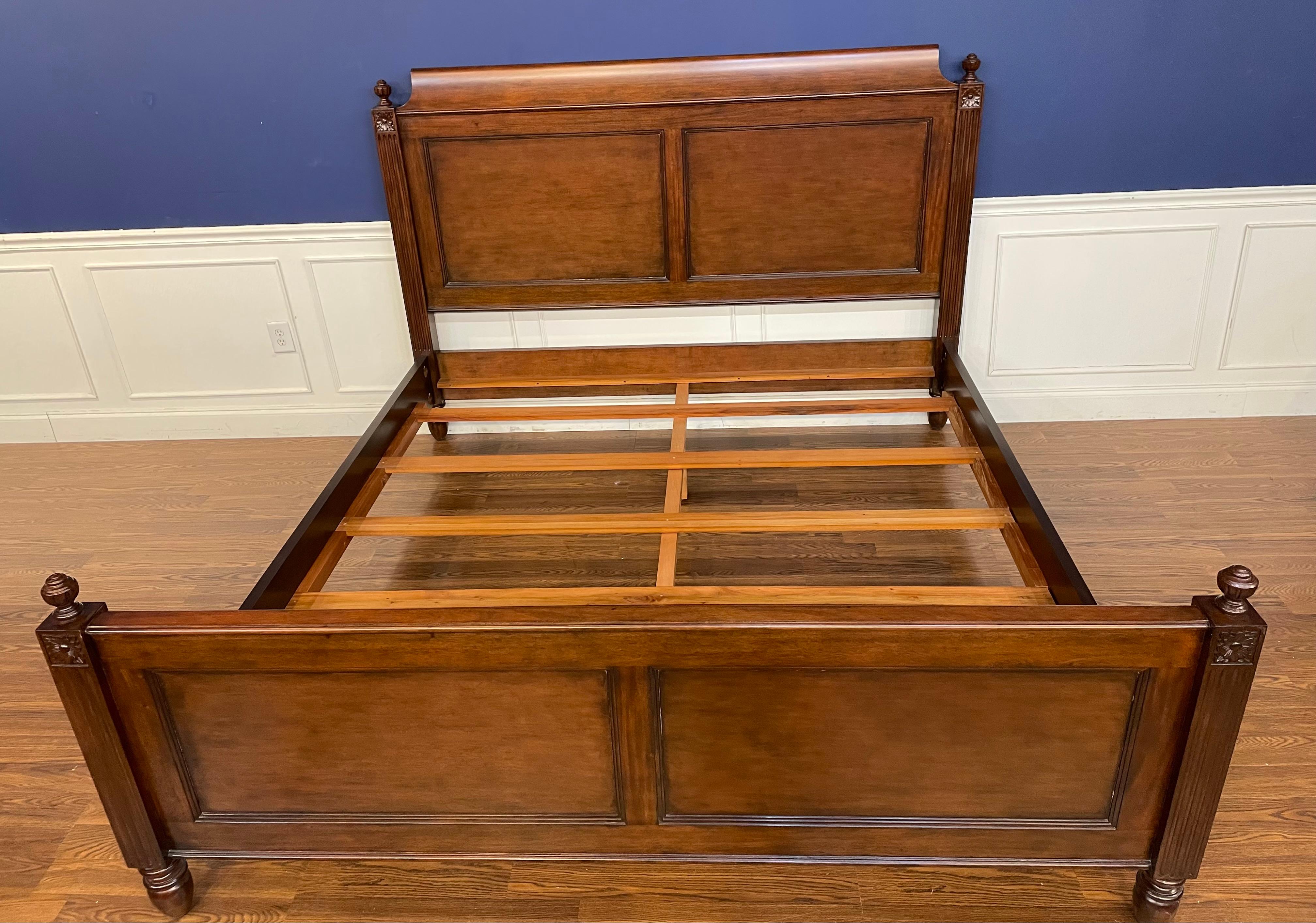 Acajou Lit King Size de style Louis XVI par Leighton Hall - Échantillon d'exposition en vente