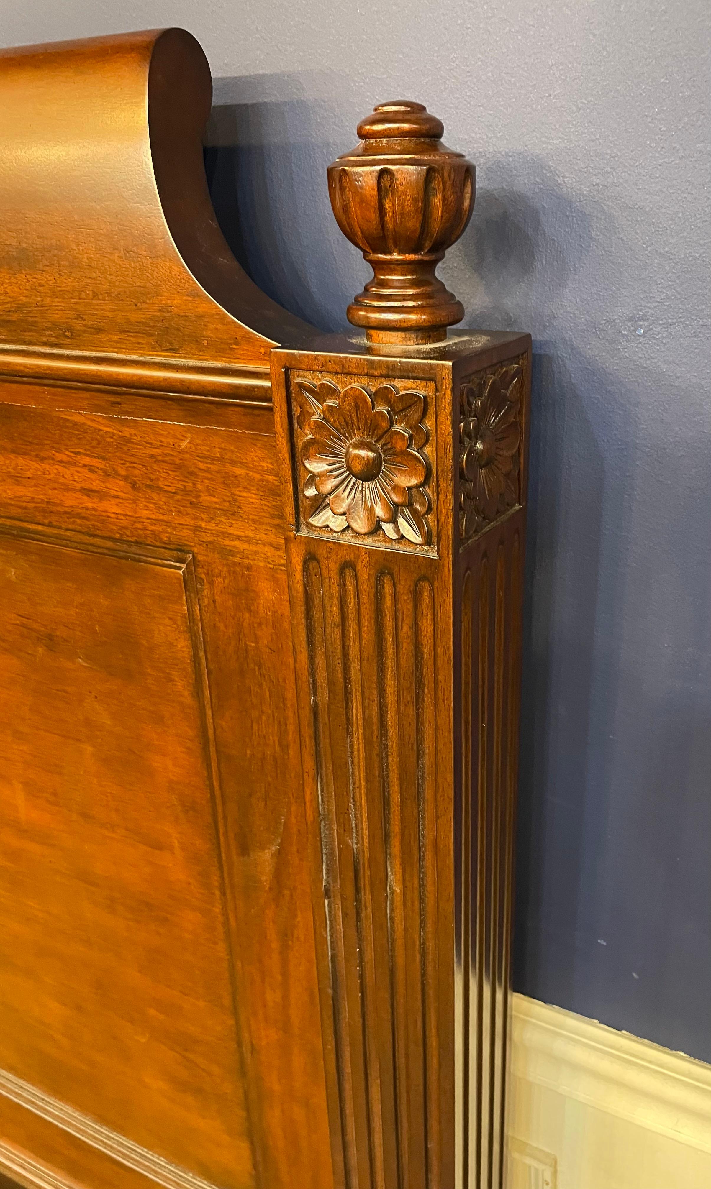 Lit King Size de style Louis XVI par Leighton Hall - Échantillon d'exposition en vente 1