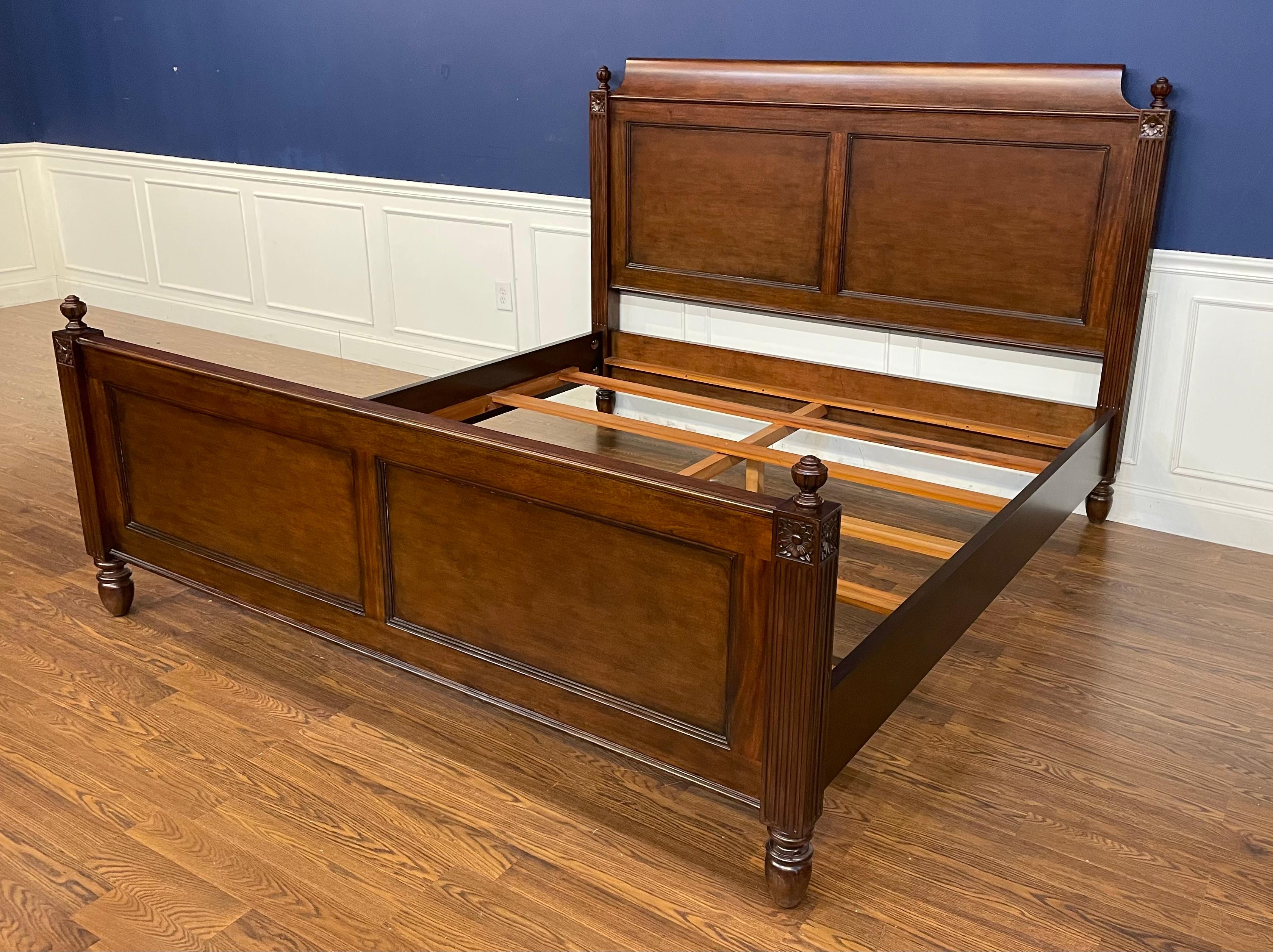 Lit King Size de style Louis XVI par Leighton Hall - Échantillon d'exposition en vente 2