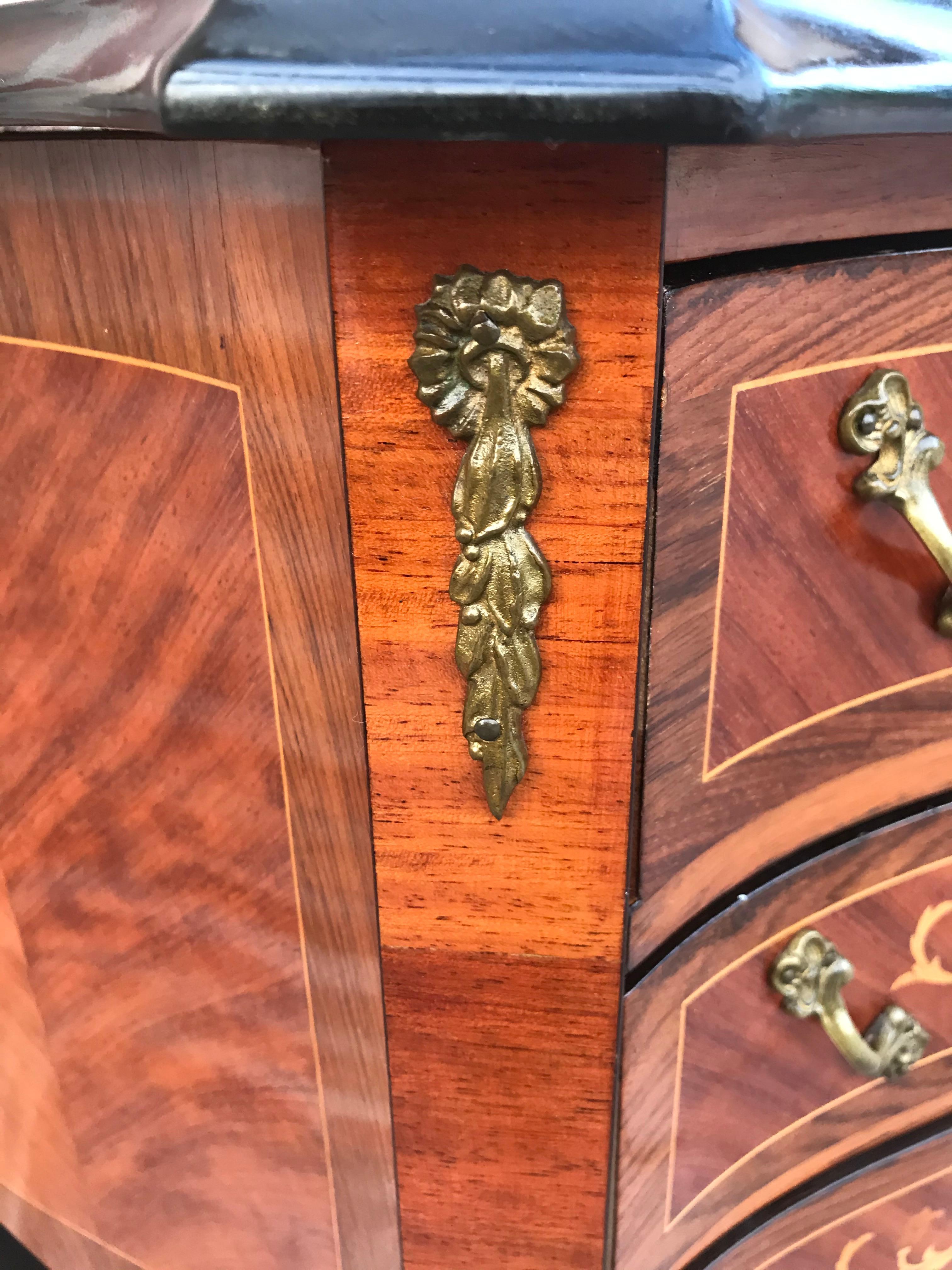 Commode in stile Luigi XVI in legno di Re e intarsio in vendita 1