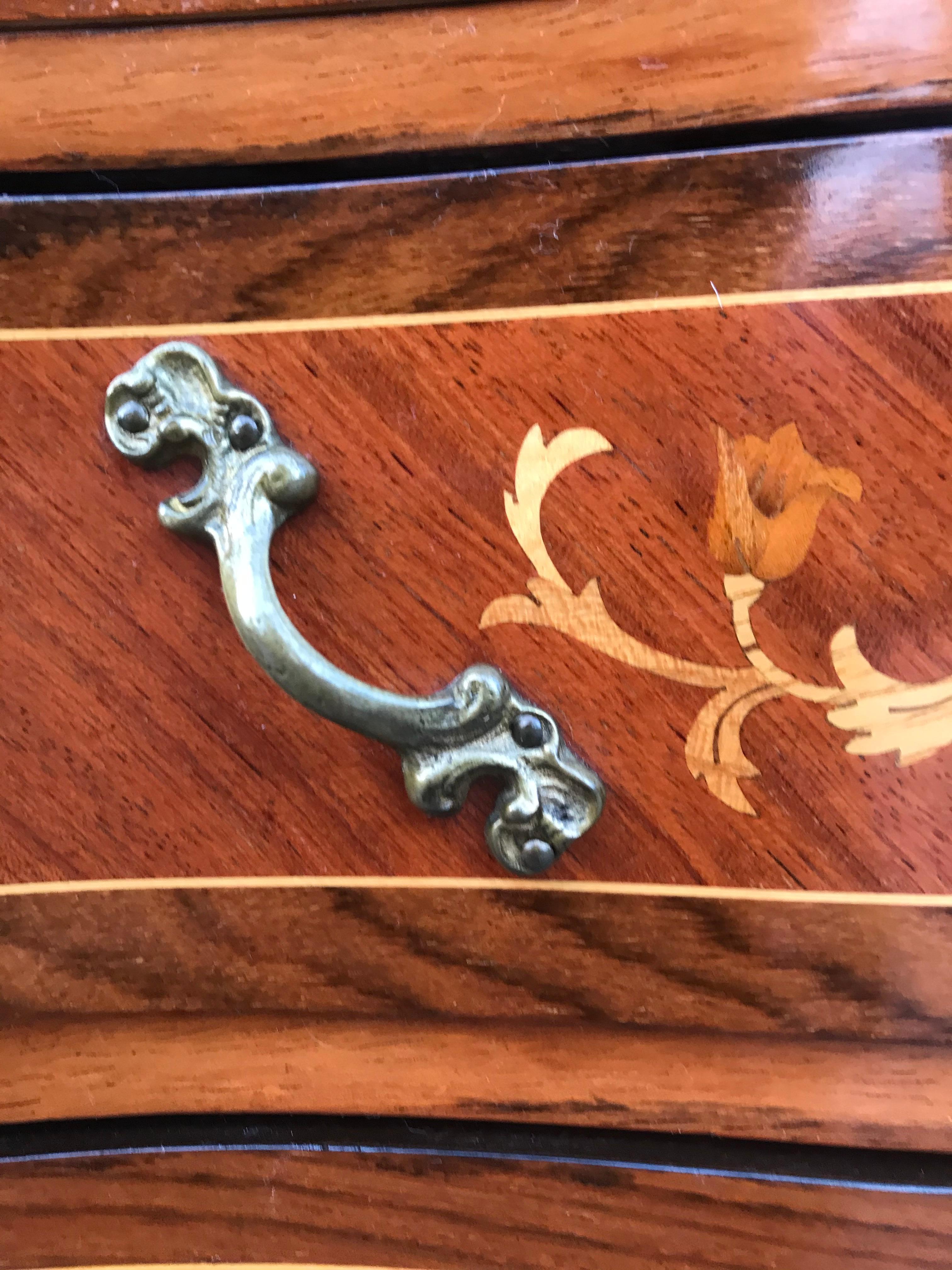 Commode in stile Luigi XVI in legno di Re e intarsio in vendita 3