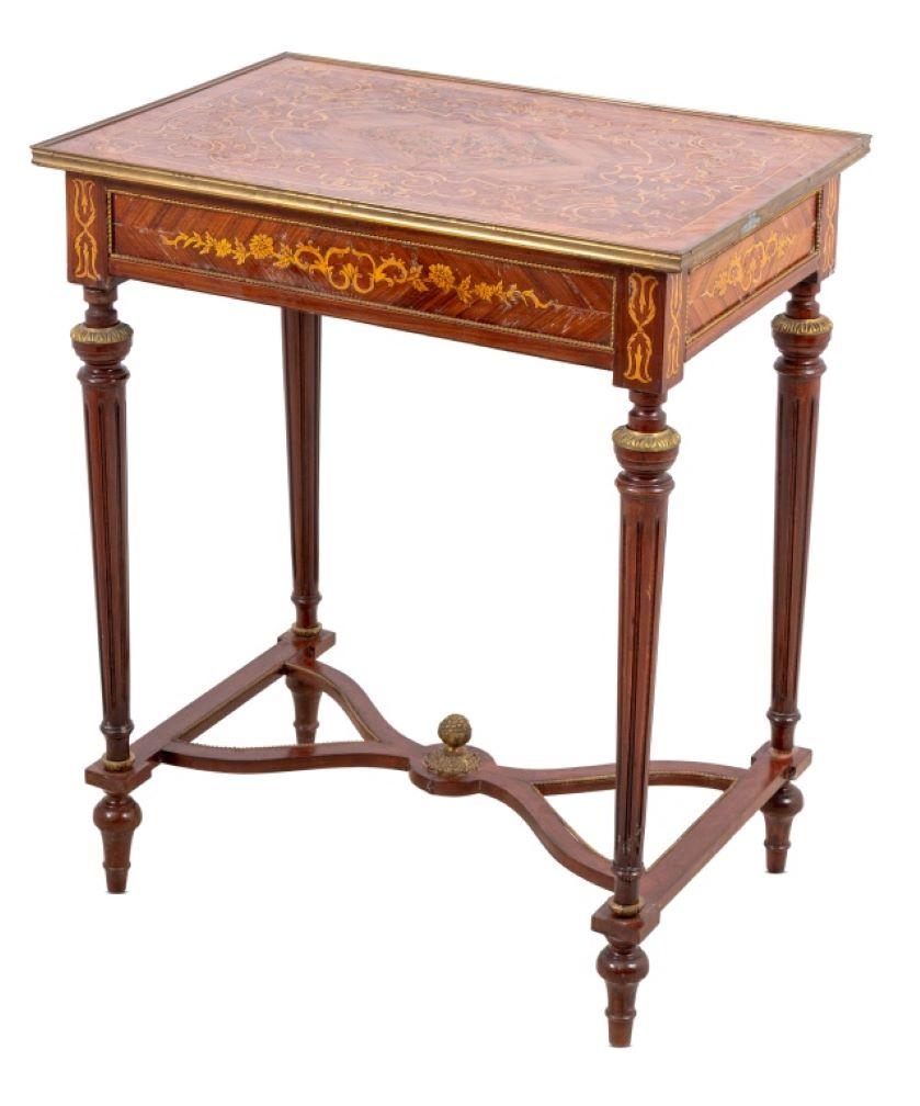 Table d'appoint en bois de roi et marqueterie de style Louis XVI, 20e siècle, le plateau rectangulaire centré d'un bouquet floral et de bordures de sangles, au-dessus d'une frise conforme, sur des pieds fuselés cannelés reliés par des entrelacs, sur