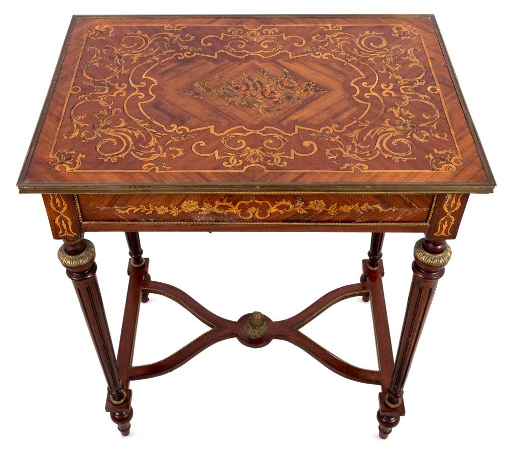Table d'appoint en bois de roi et marqueterie de style Louis XVI Bon état - En vente à Astoria, NY