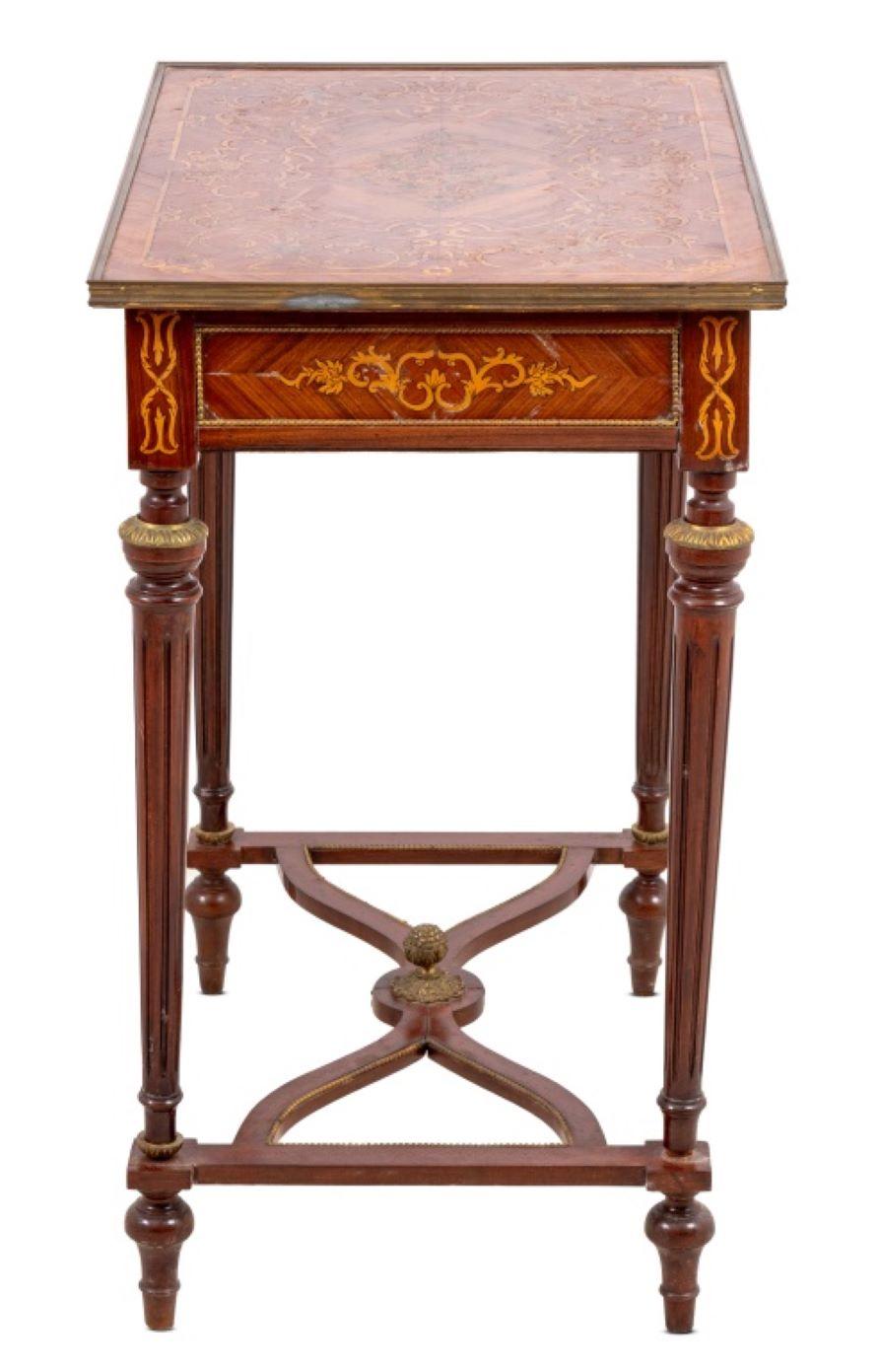 20ième siècle Table d'appoint en bois de roi et marqueterie de style Louis XVI en vente