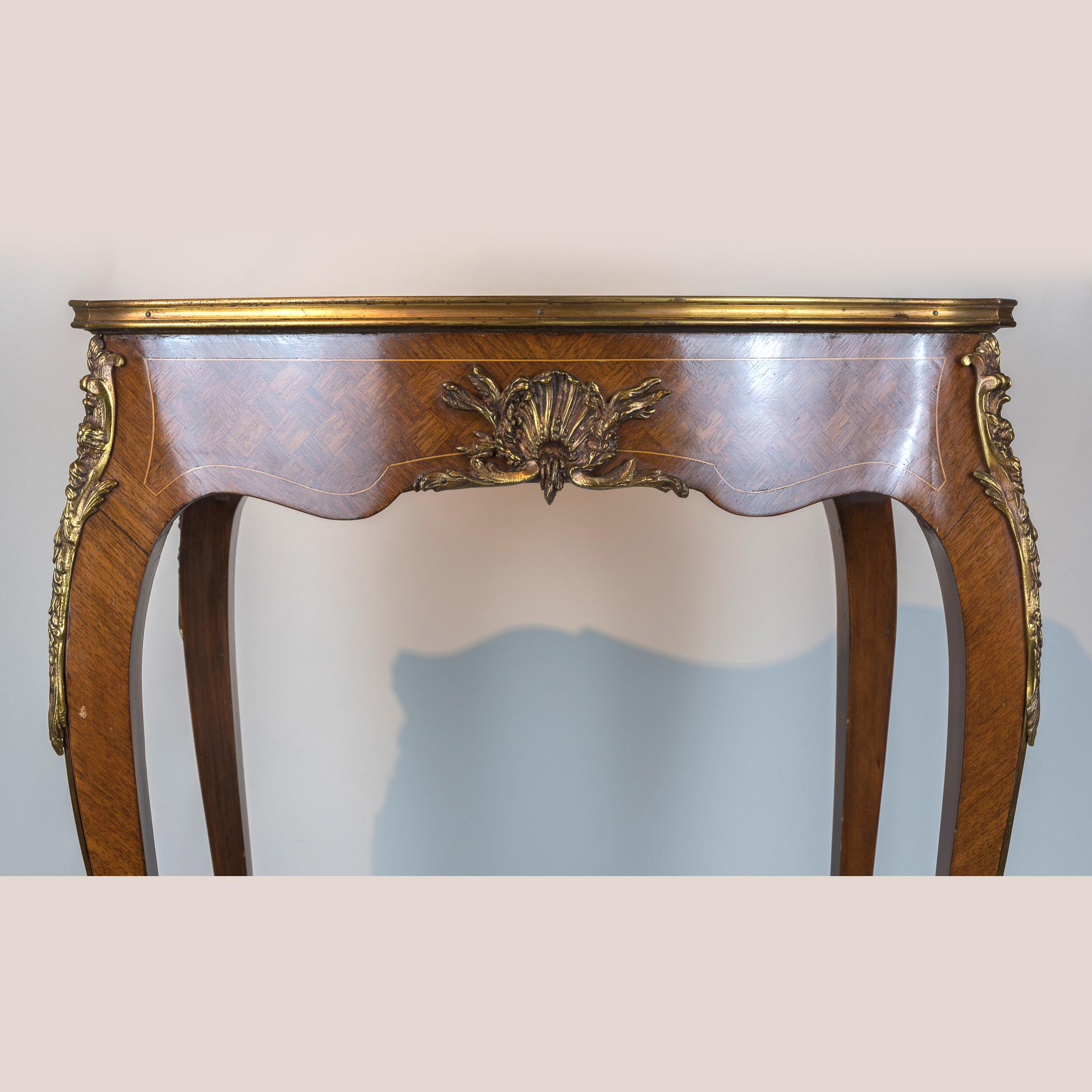Louis XVI-Style Kingwood Kidney-Shaped Side Table In Good Condition For Sale In New York, NY