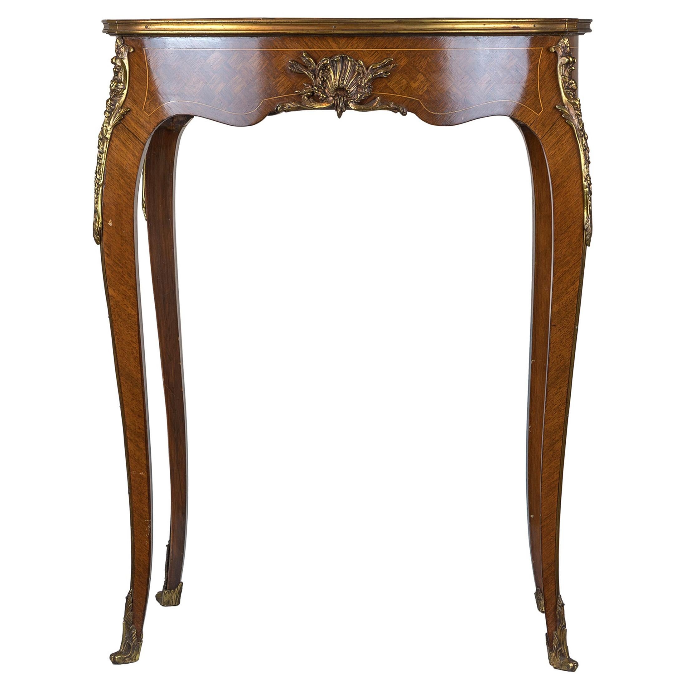 Table d'appoint en bois de roi de style Louis XVI en forme de rein