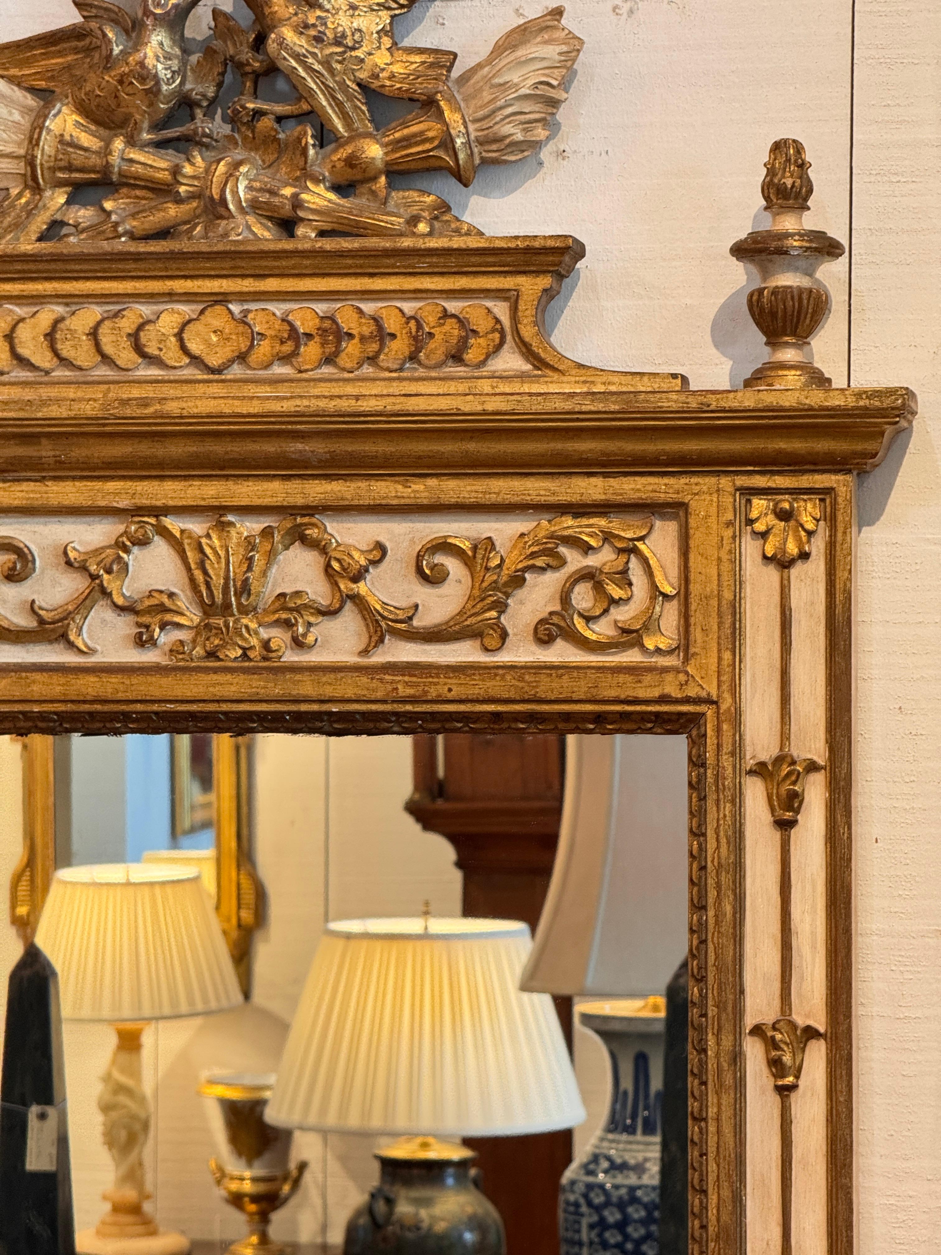 LaBarge-Spiegel im Louis-XVI-Stil mit vergoldetem Wappen (Mitte des 20. Jahrhunderts) im Angebot
