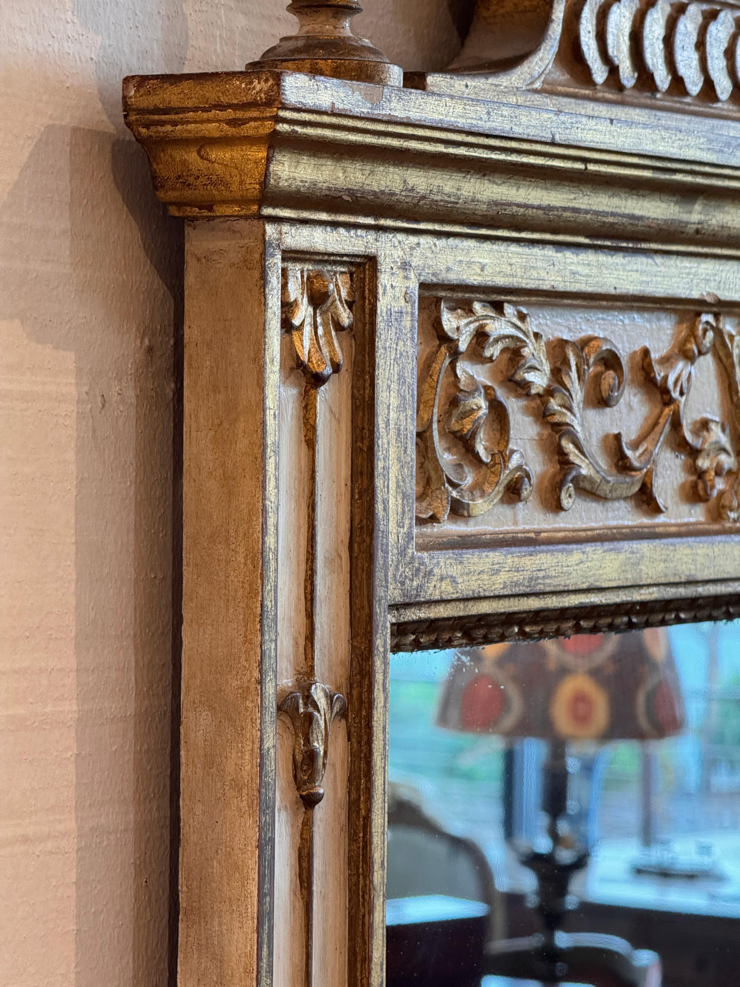 LaBarge-Spiegel im Louis-XVI-Stil mit vergoldetem Wappen im Angebot 3