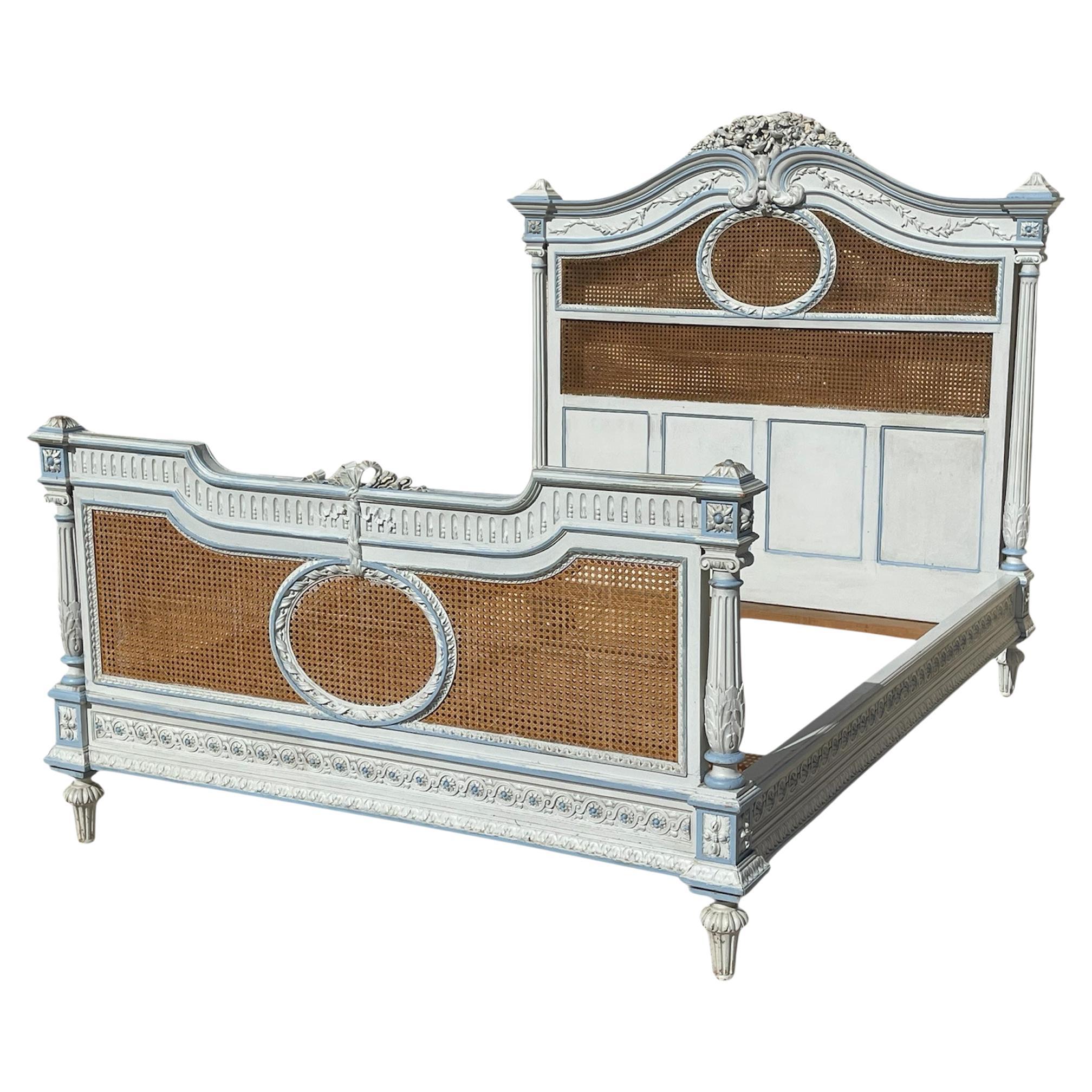 Lackiertes Bett im Louis-XVI-Stil und 2 Nachttische